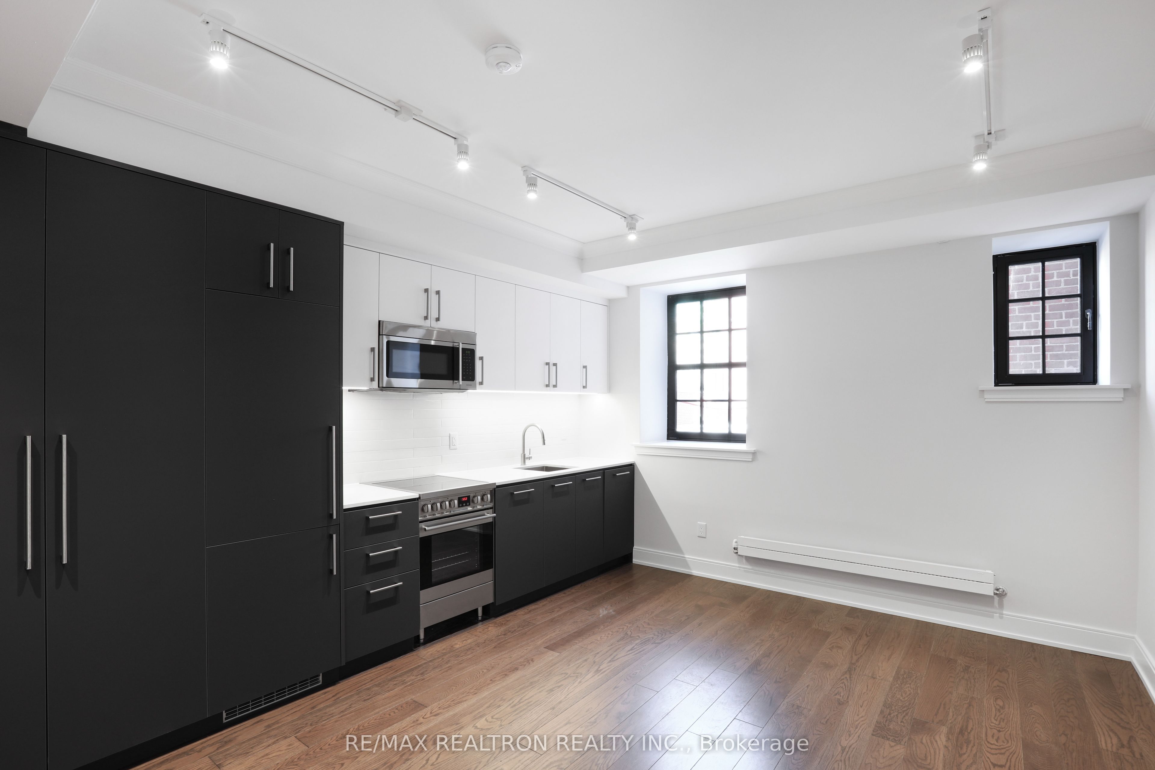 #120 - 2 Clarendon Avenue Property Photo