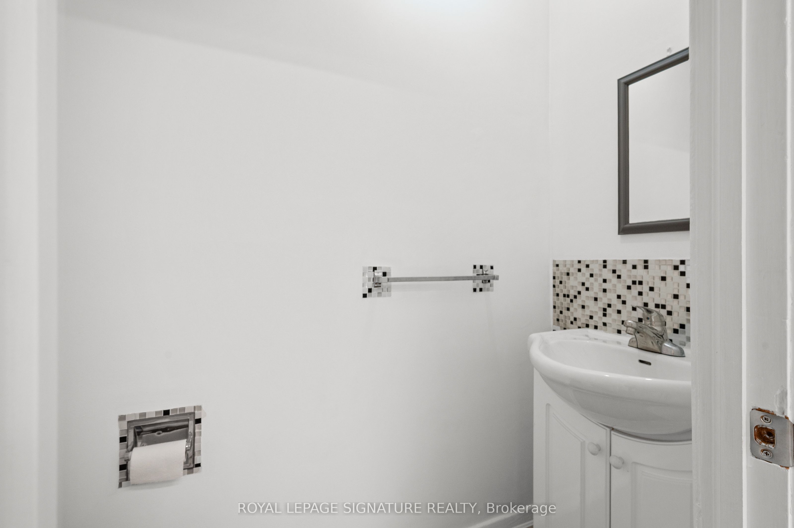 #2nd Floor - 1138 Eglinton Avenue Property Photo 11