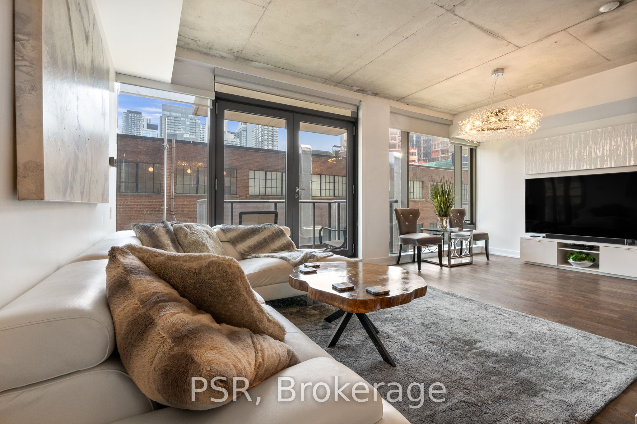 #206 - 560 King Street Property Photo 1