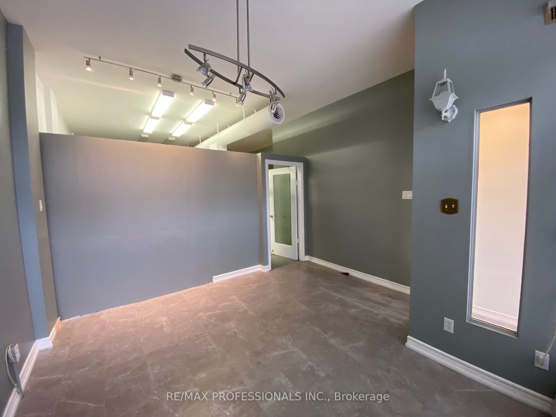 566 Sheppard Avenue Property Photo 10