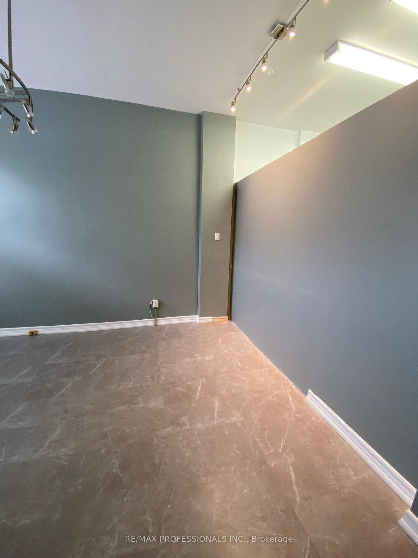566 Sheppard Avenue Property Photo 11