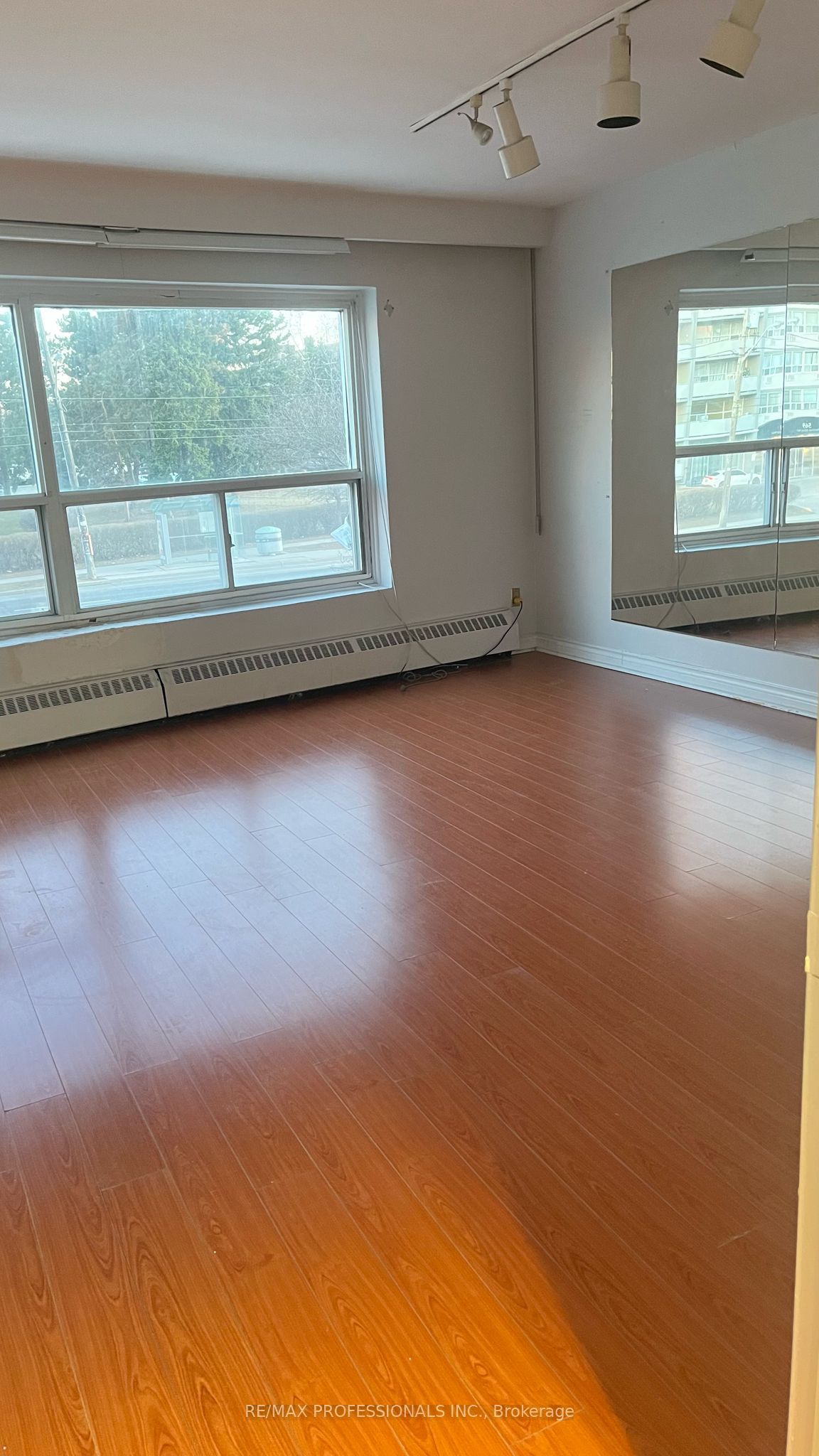 566 Sheppard Avenue Property Photo 23