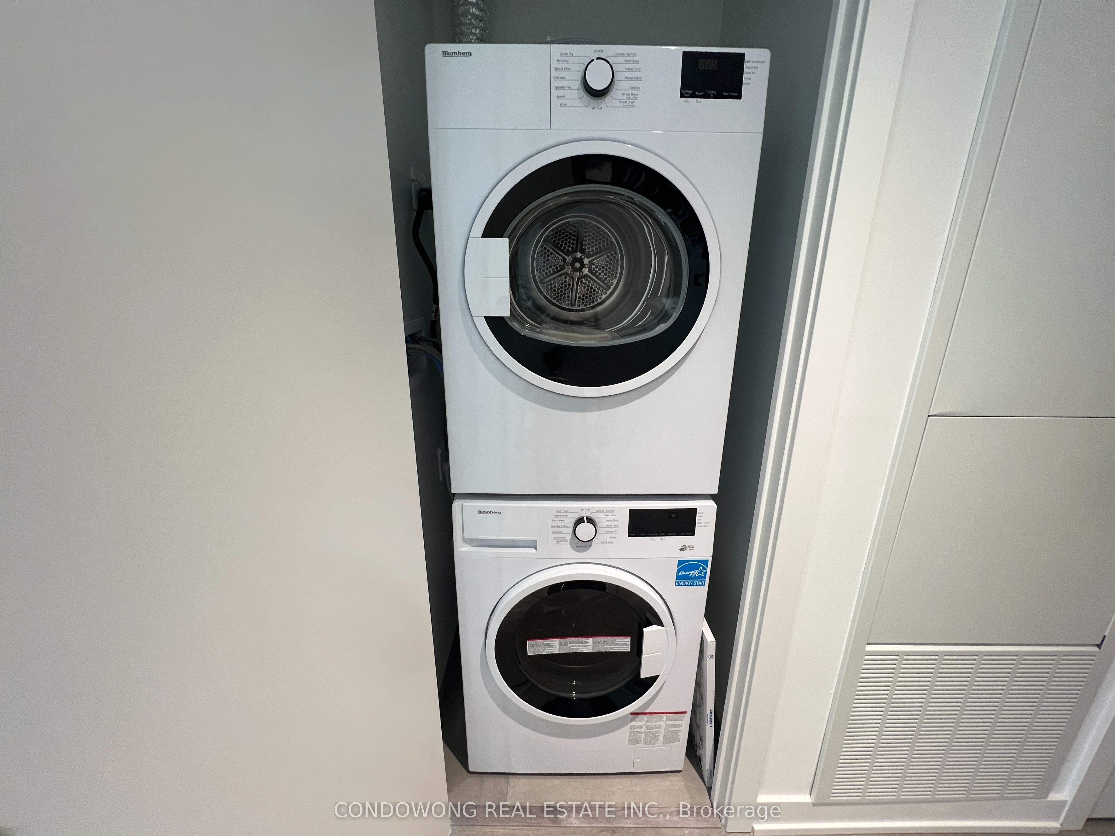 #1805 - 8 Wellesley Street Property Photo 11