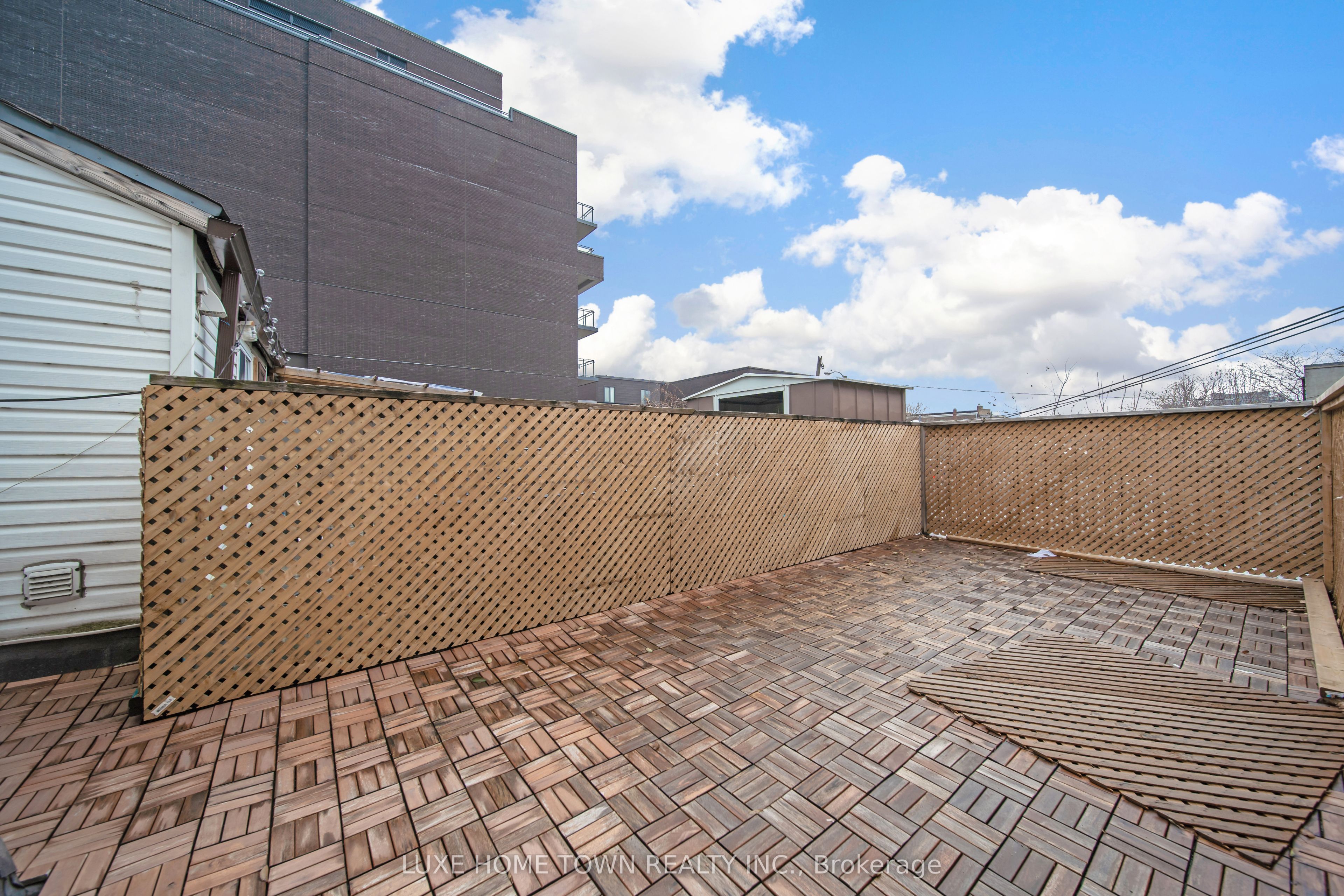 844 Dundas Street Property Photo 34