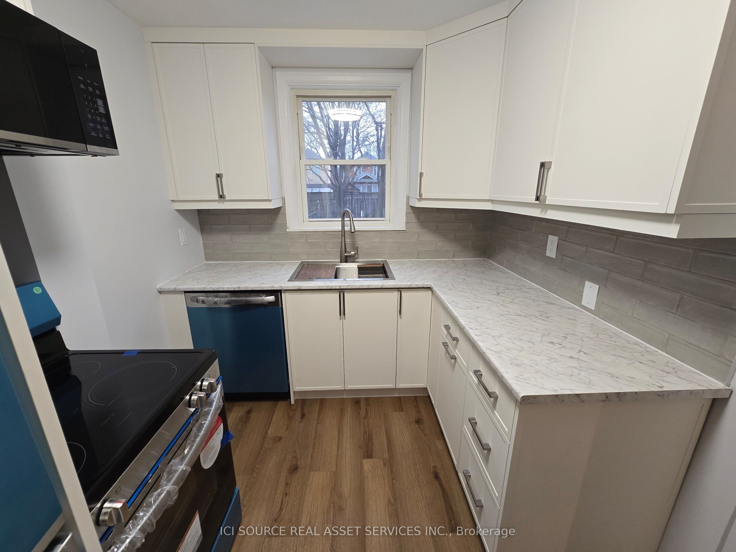 922 Eglinton Avenue Property Photo