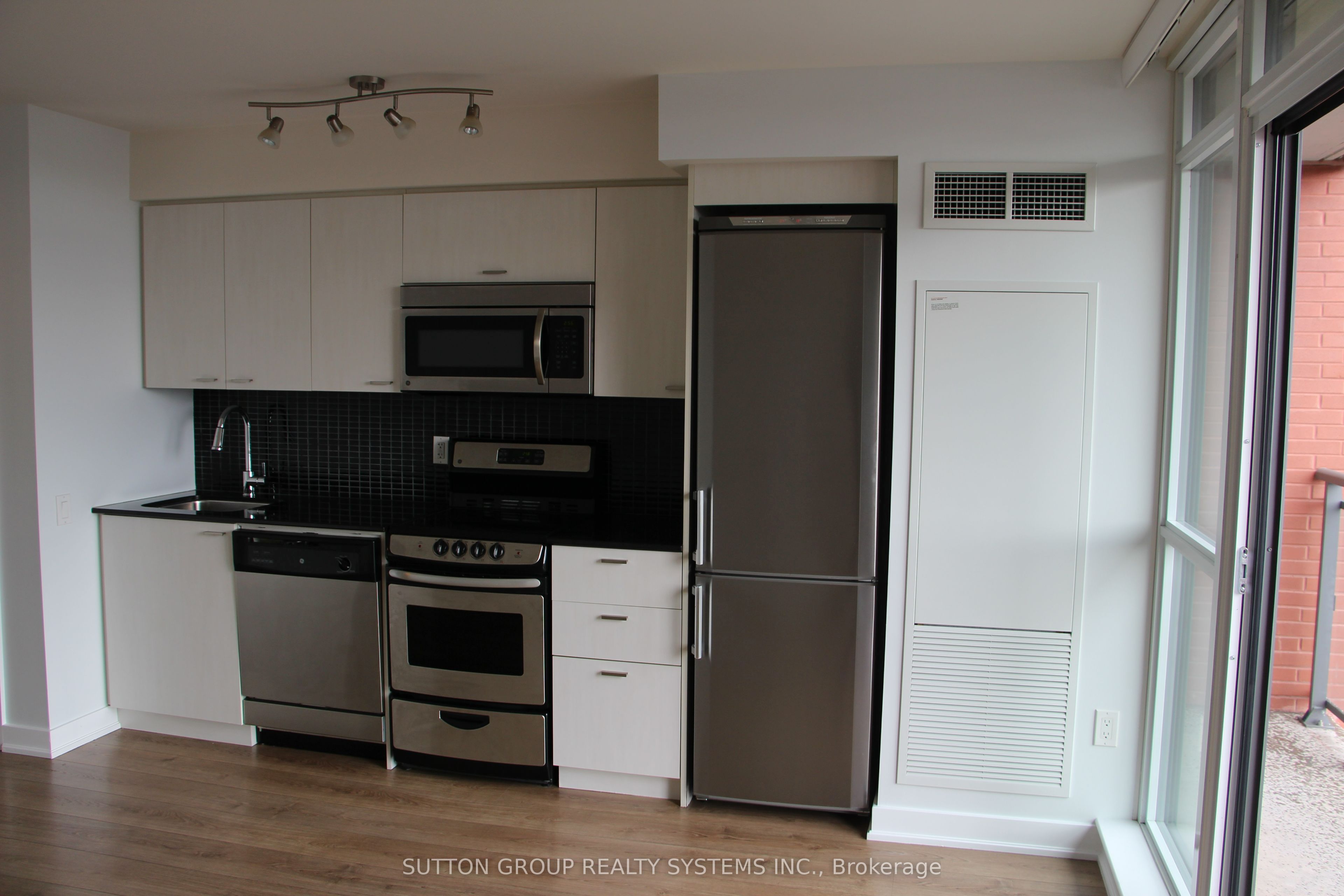 775 King Street W 518 Property Photo 9