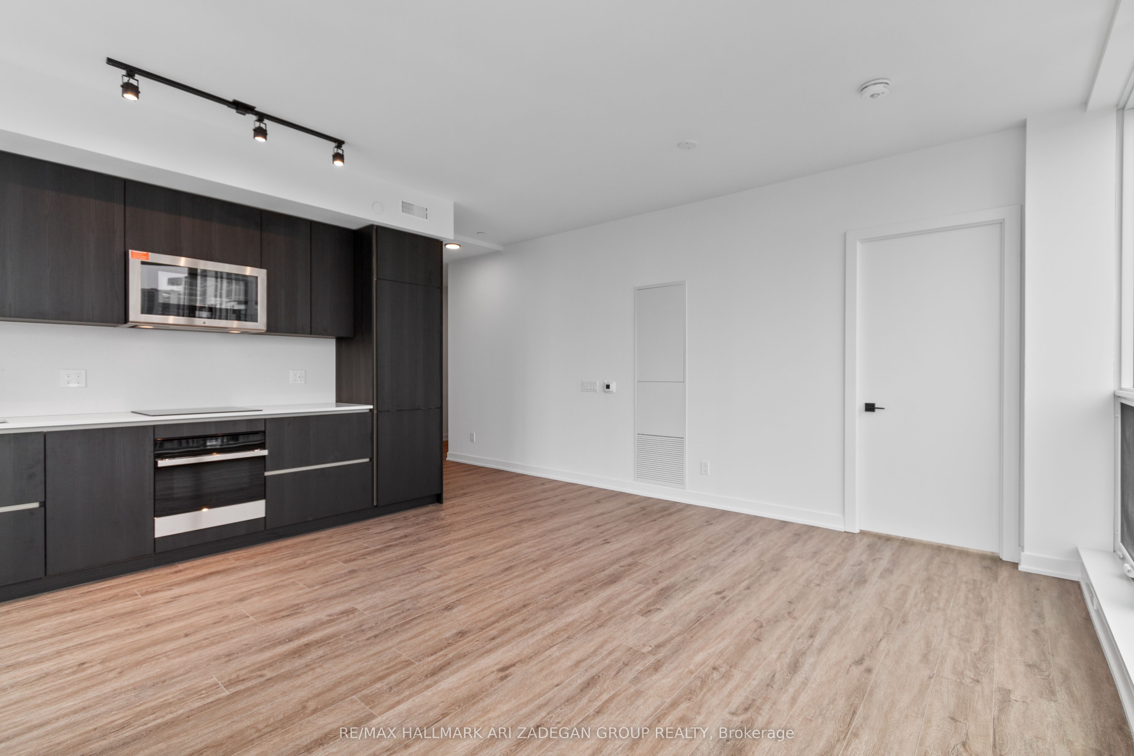 327 King Street W 4706 Property Photo 4