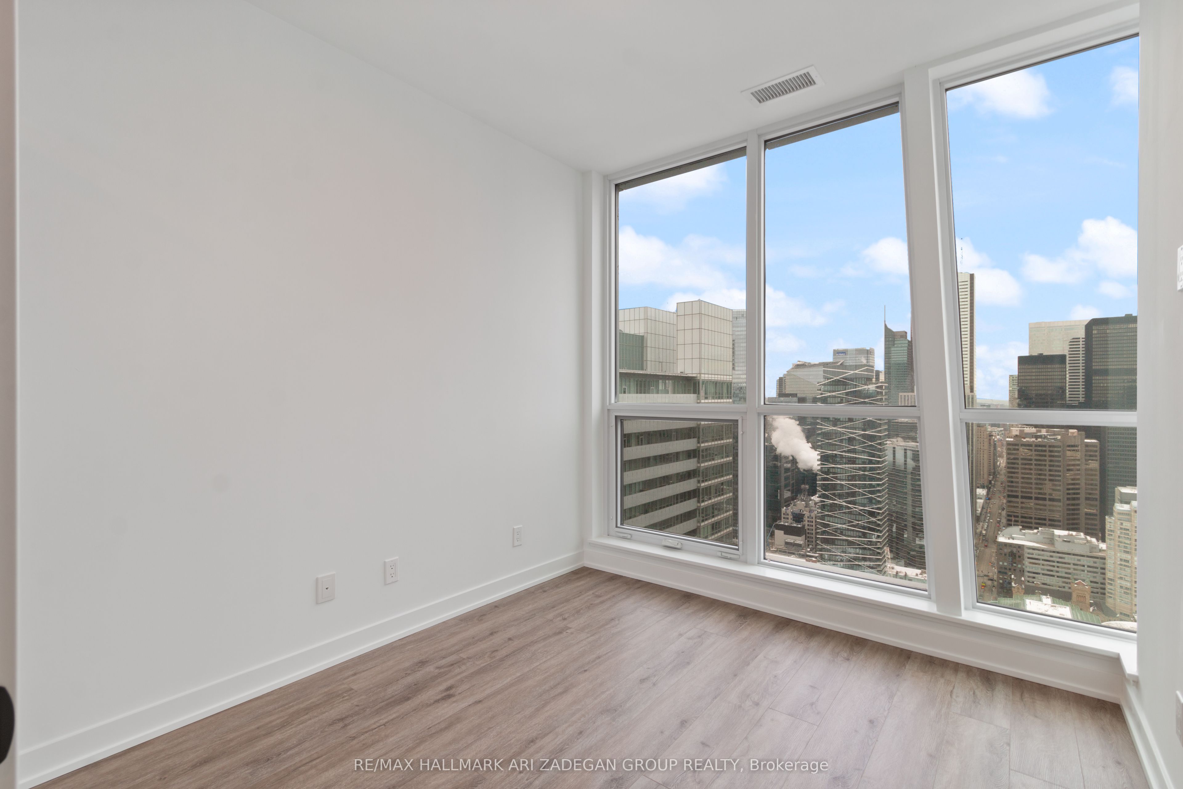 327 King Street W 4706 Property Photo 9
