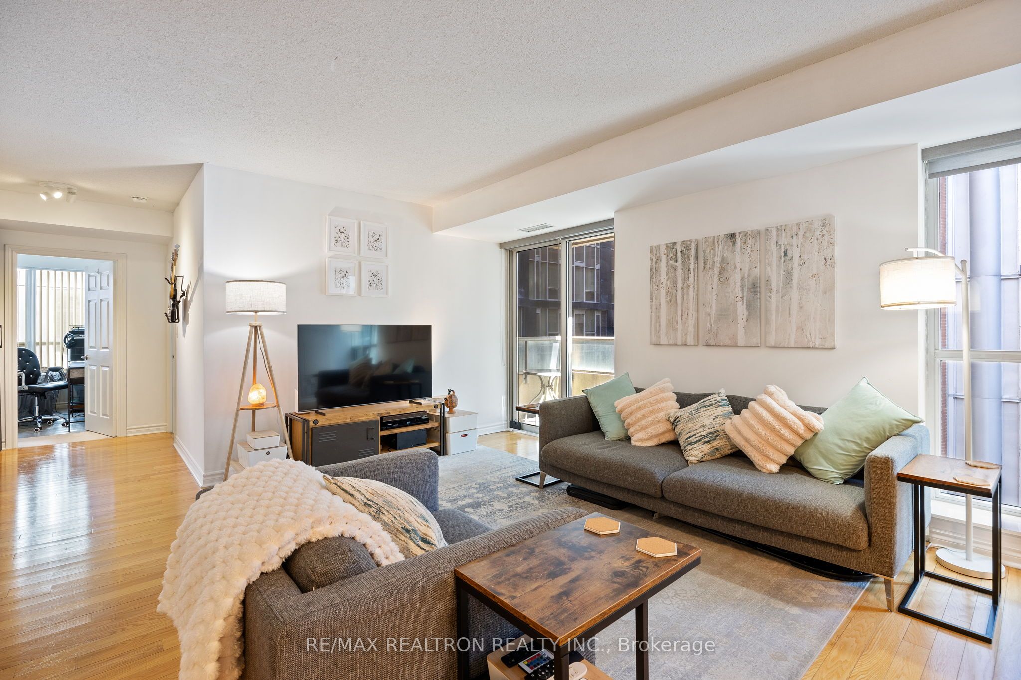 #1105 - 270 Wellington Street Property Photo 2