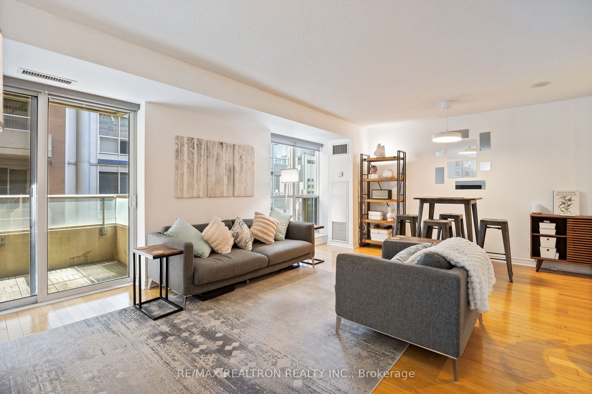 #1105 - 270 Wellington Street Property Photo 3