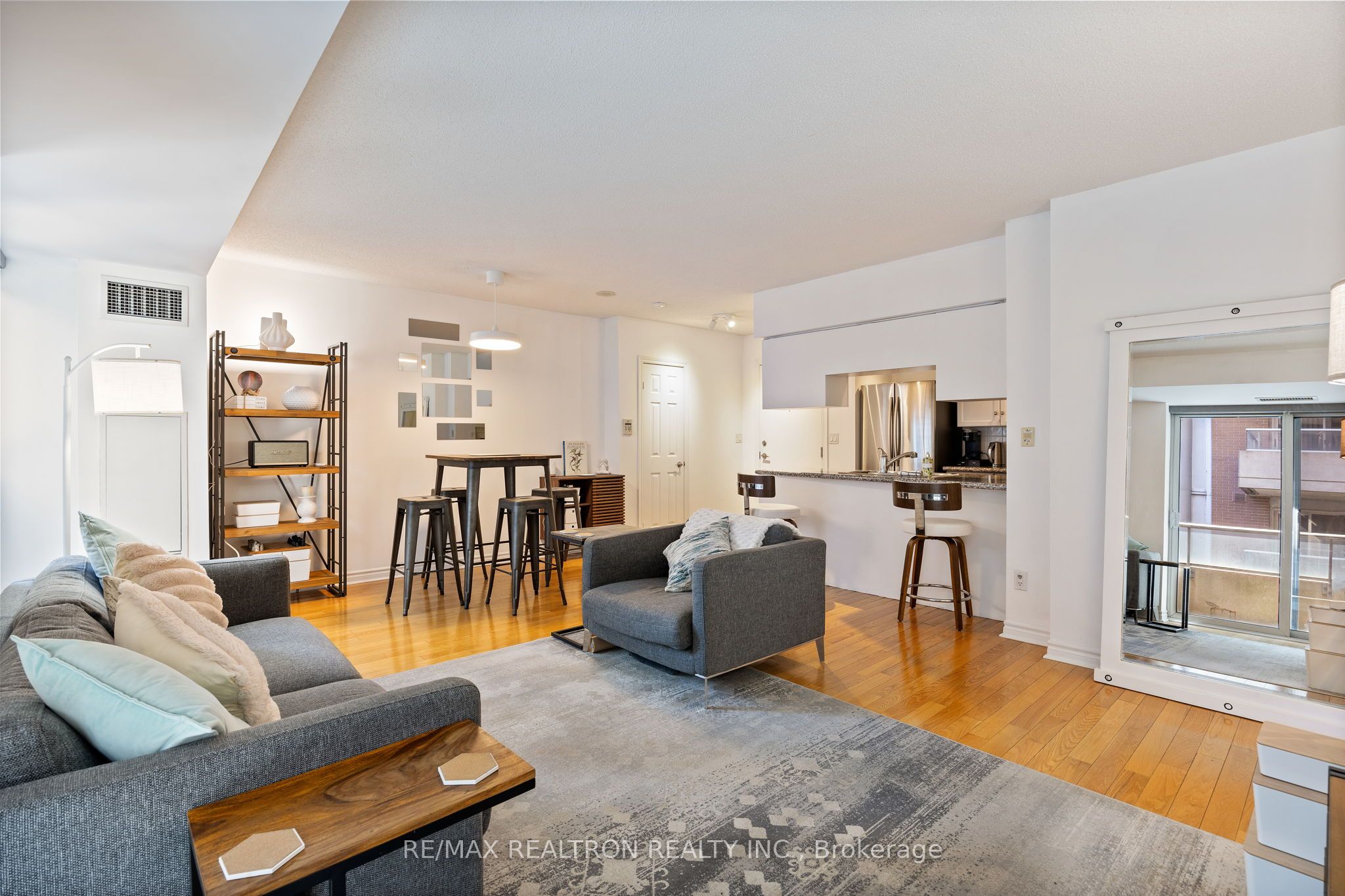 #1105 - 270 Wellington Street Property Photo 4