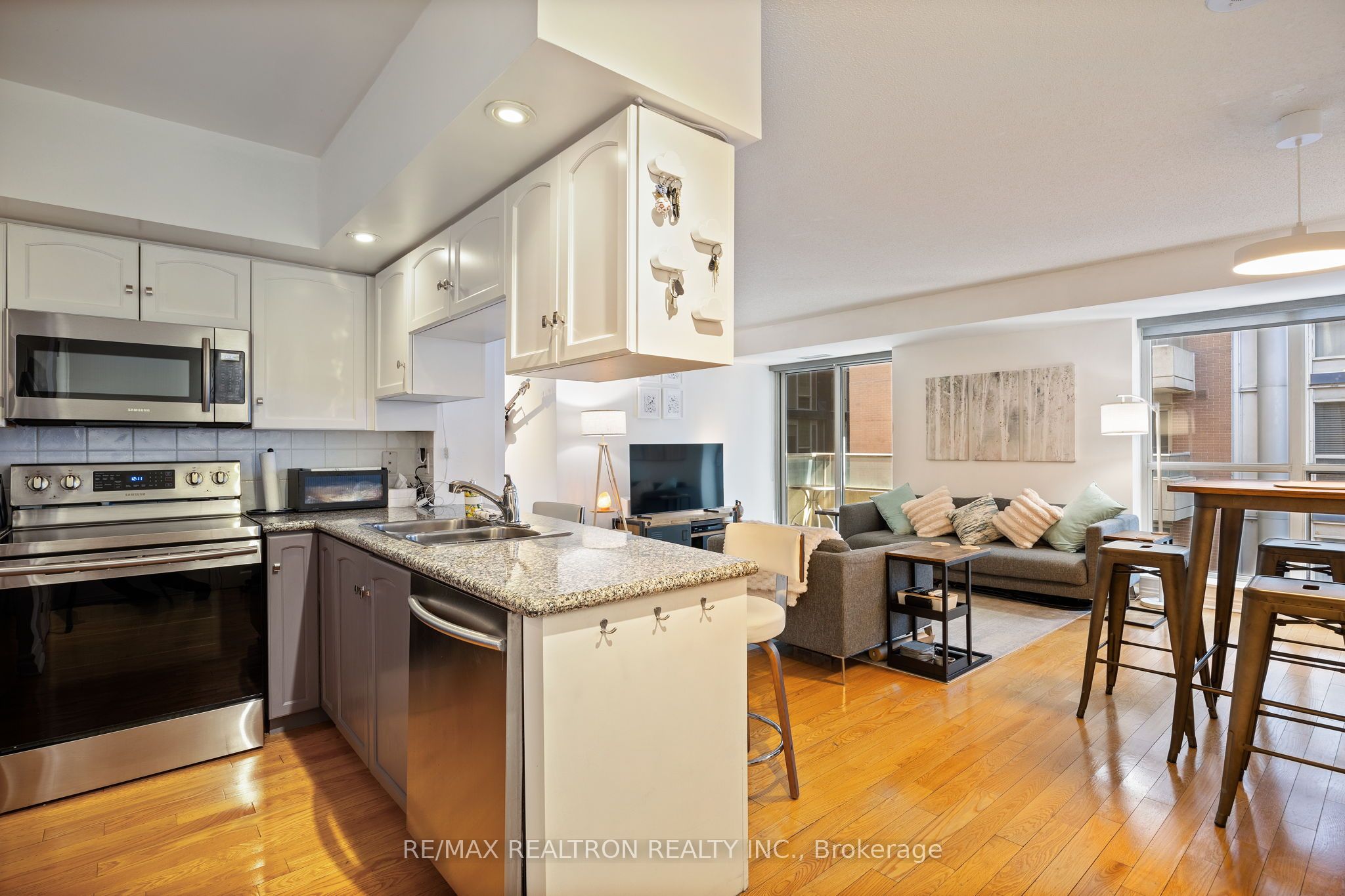 #1105 - 270 Wellington Street Property Photo 5