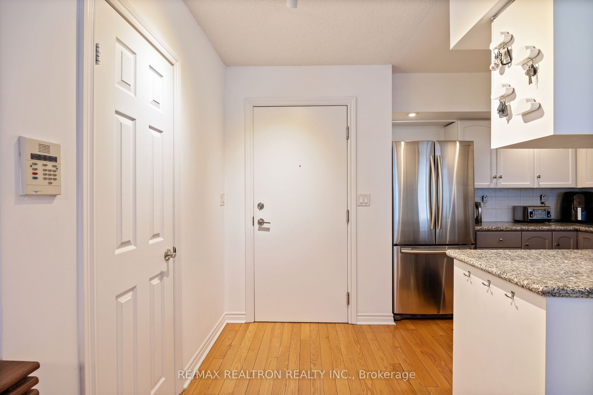 #1105 - 270 Wellington Street Property Photo 6