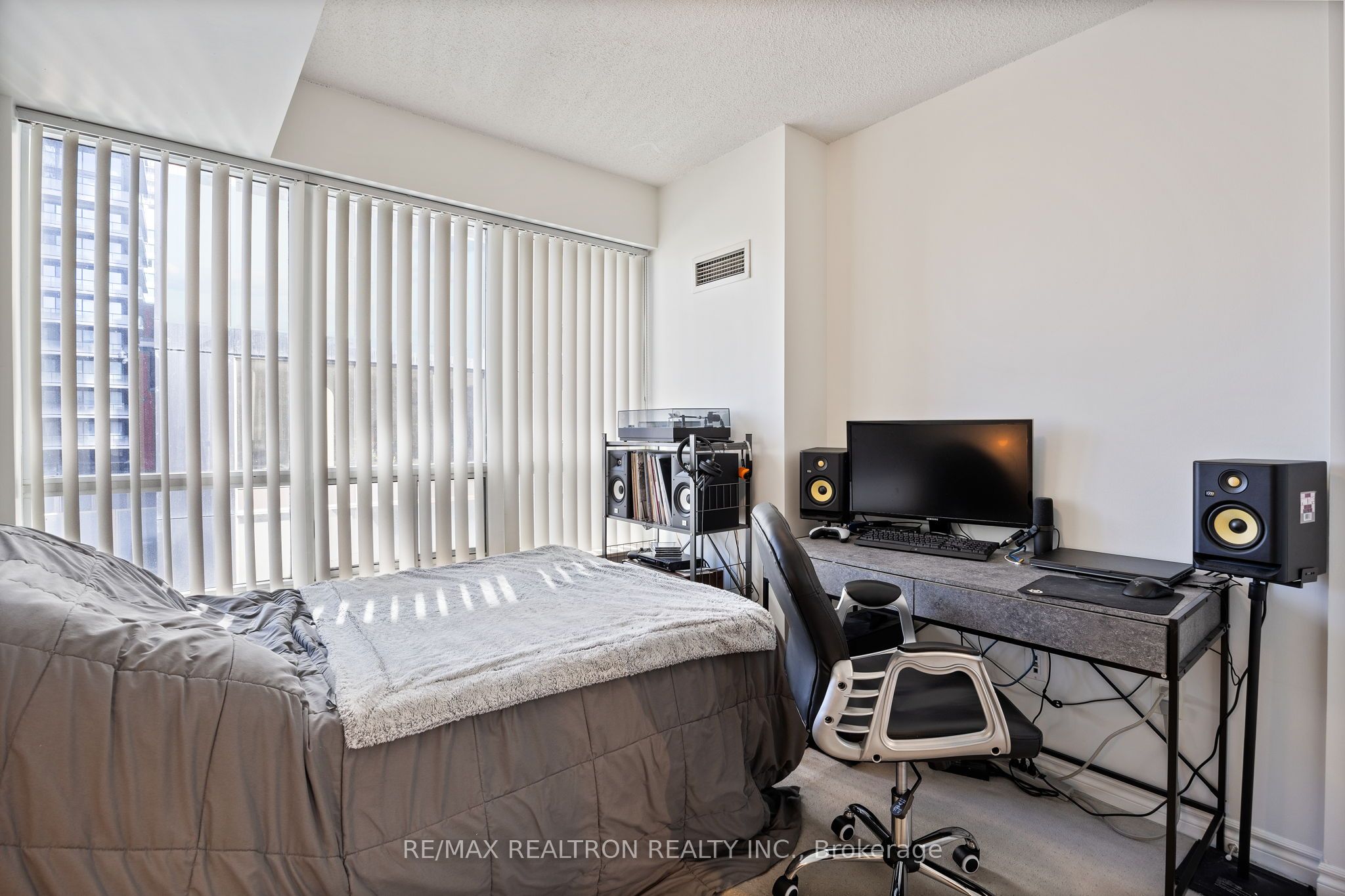 #1105 - 270 Wellington Street Property Photo 11