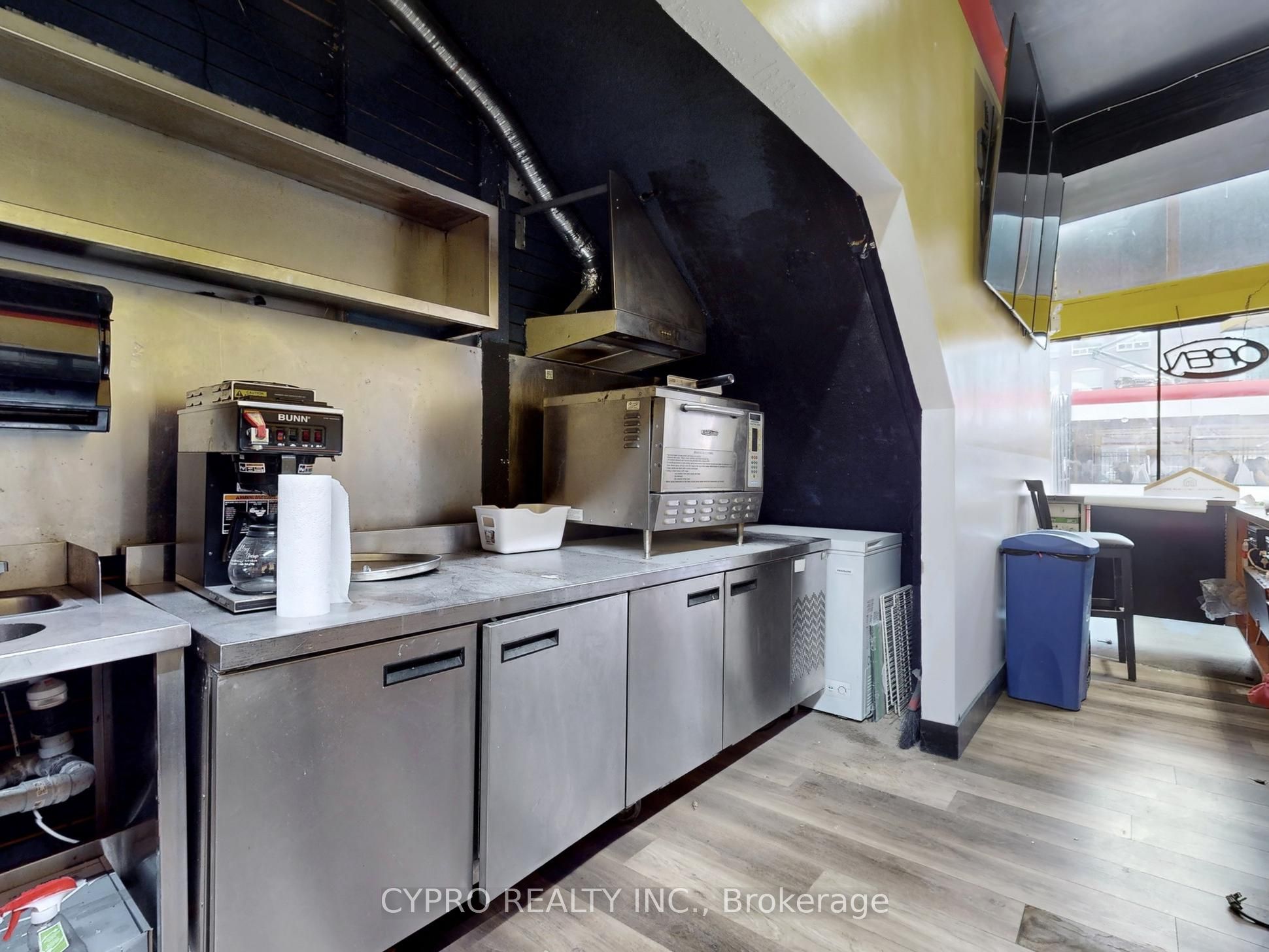 230 Queen Street W Property Photo 13