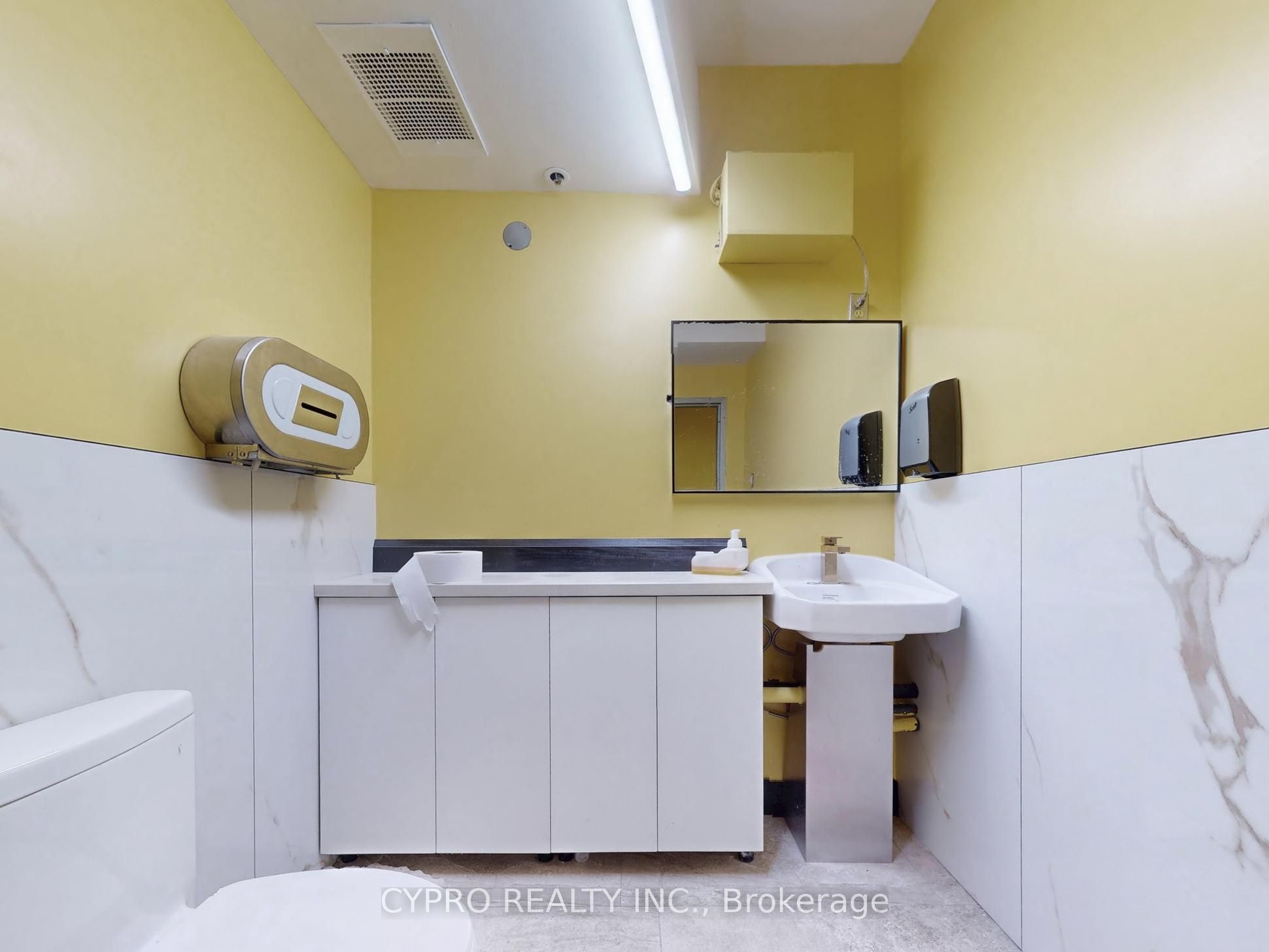 230 Queen Street W Property Photo 20