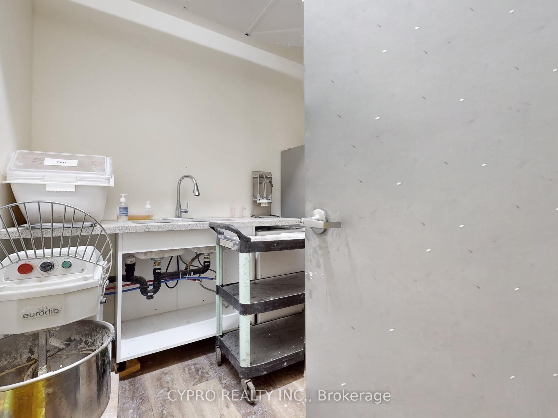 230 Queen Street W Property Photo 21