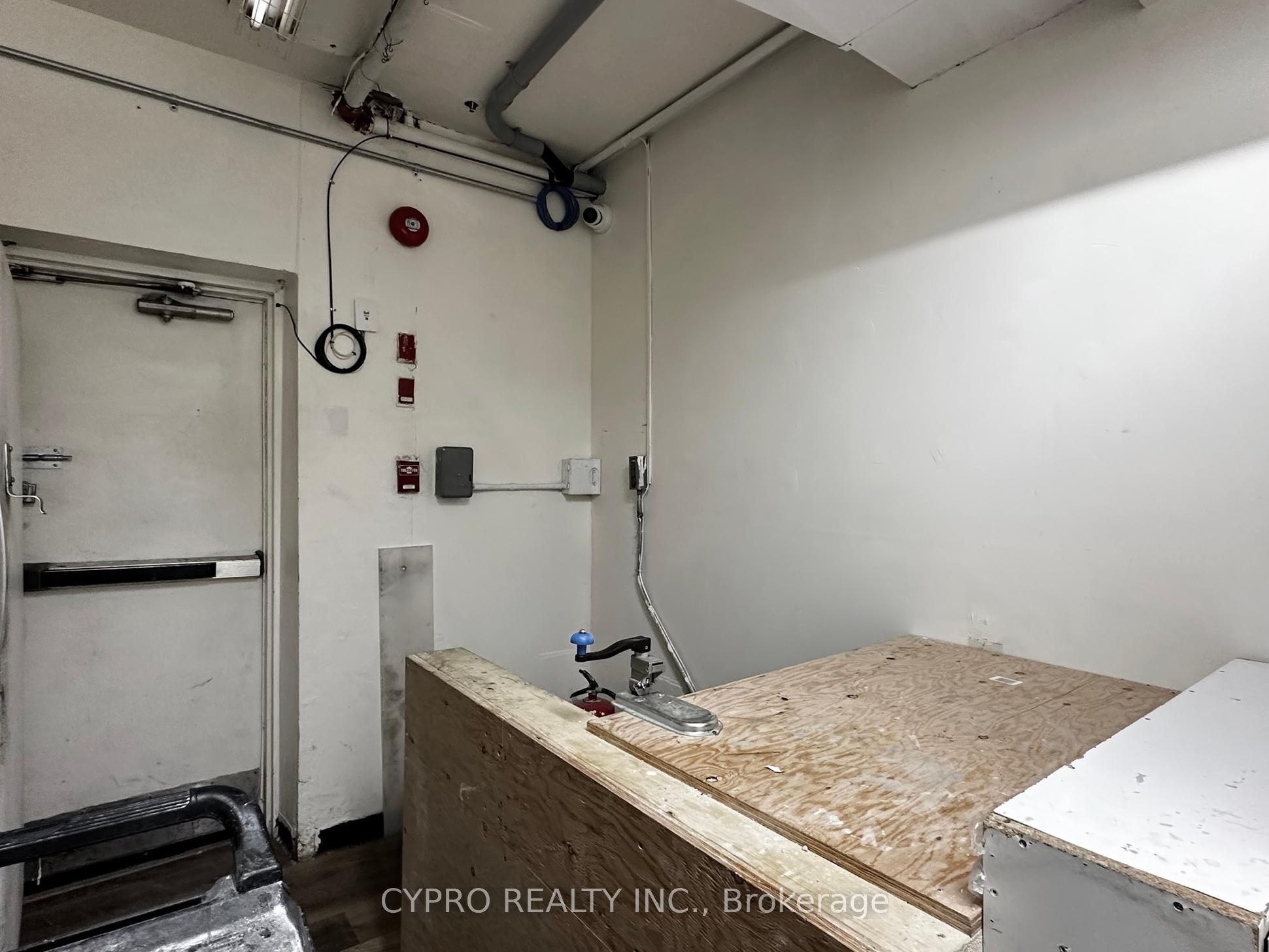 230 Queen Street W Property Photo 23