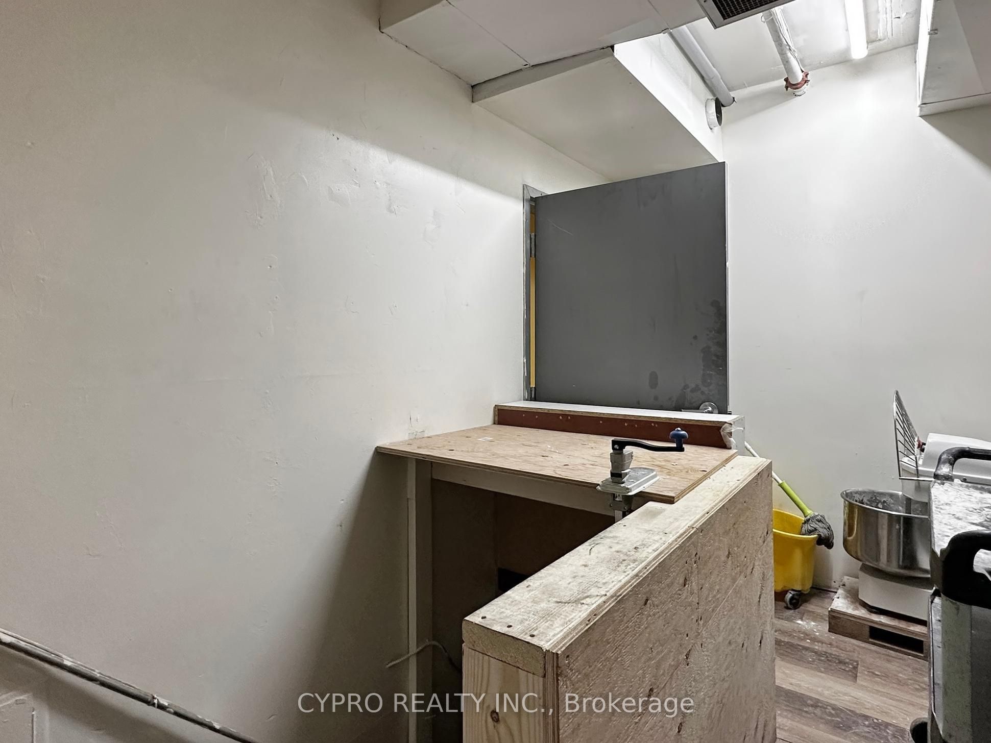 230 Queen Street W Property Photo 24