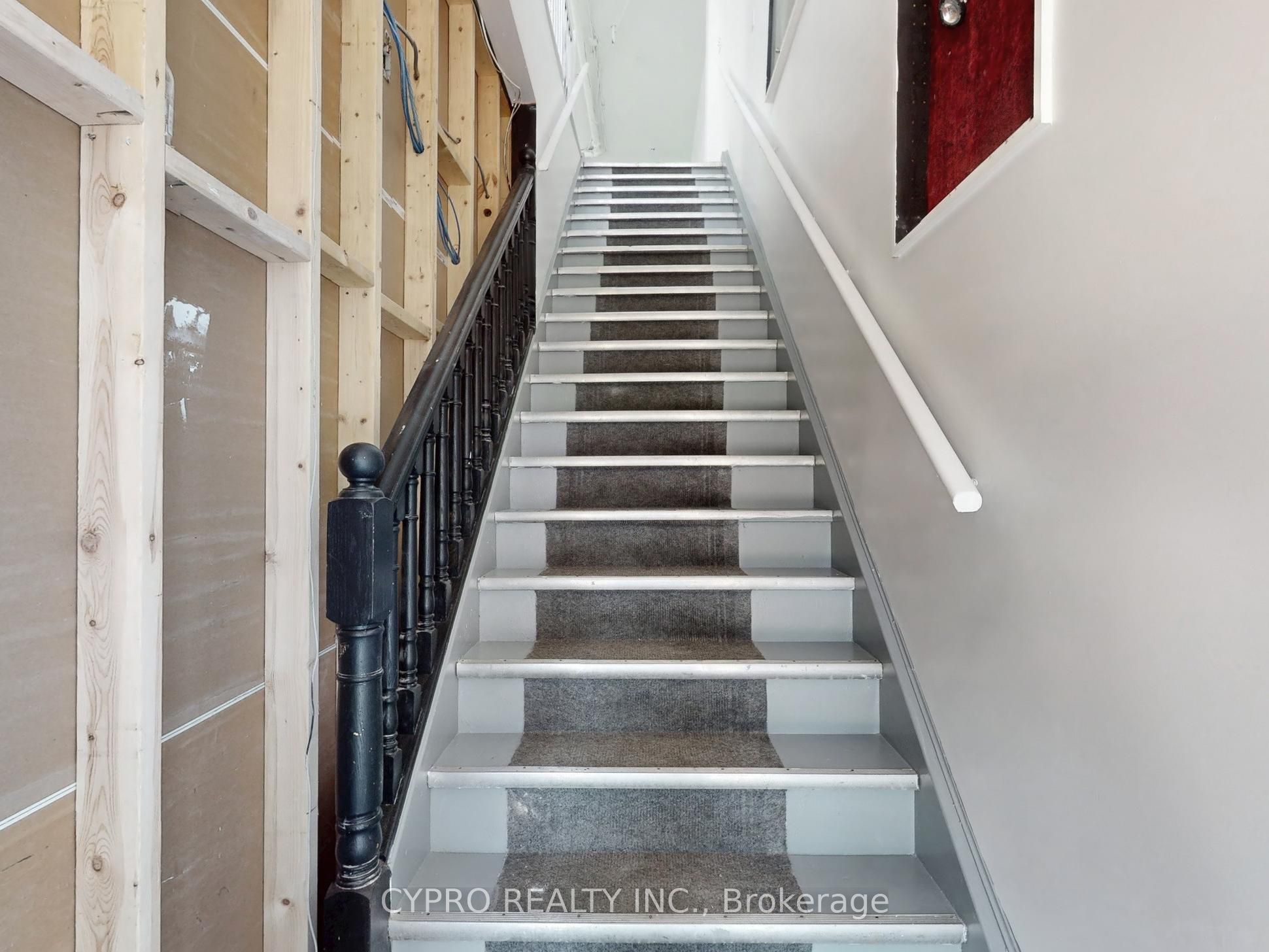 230 Queen Street W Property Photo 27