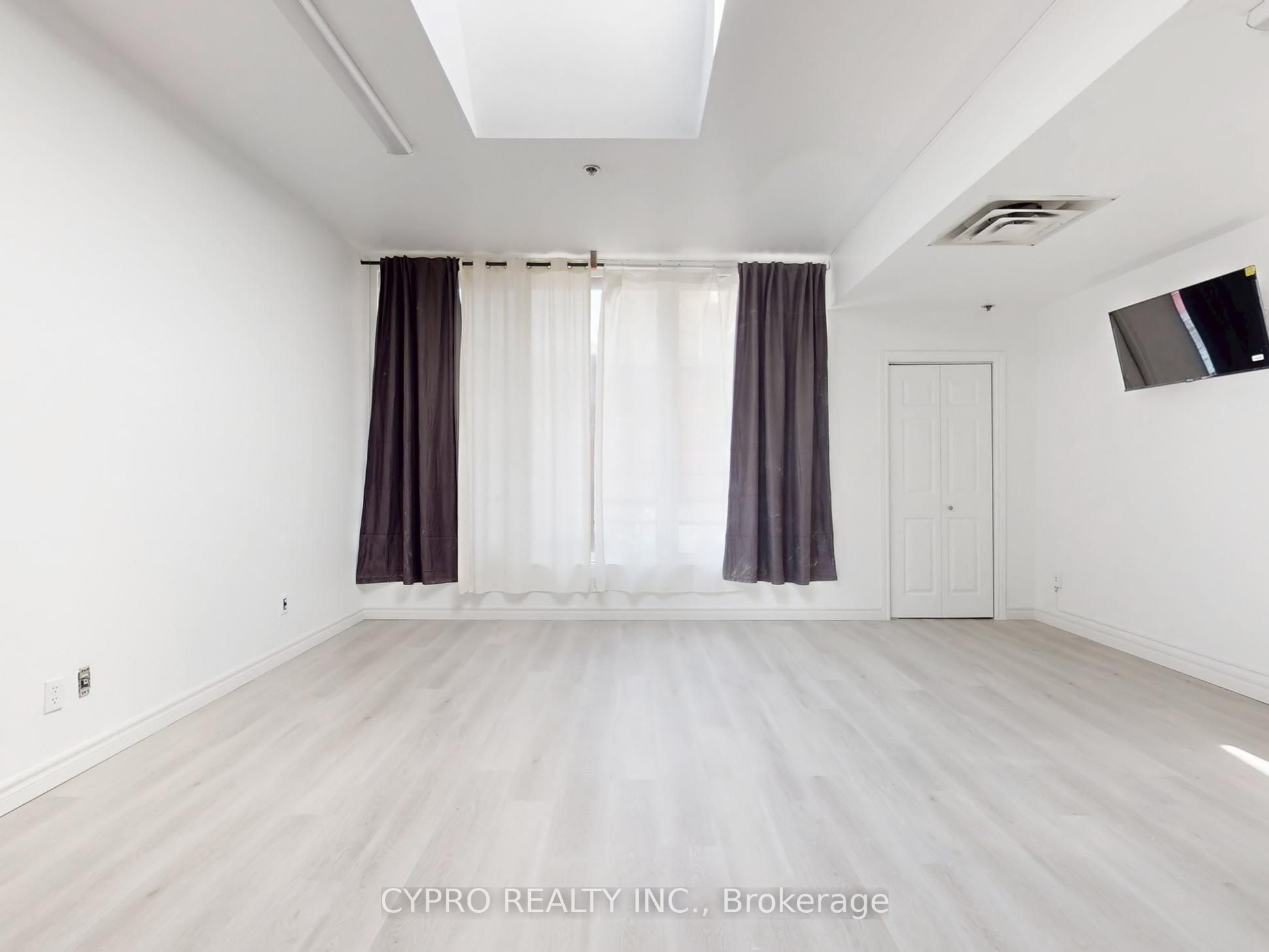 230 Queen Street W Property Photo 39