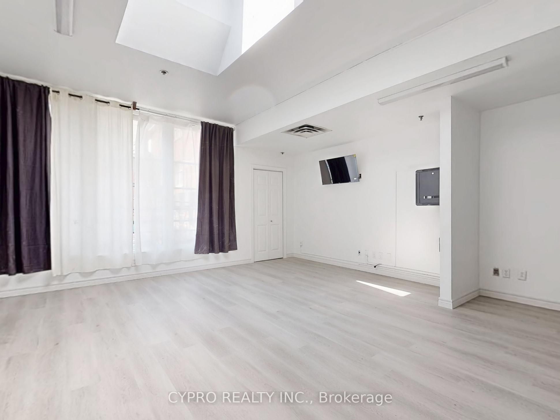 230 Queen Street W Property Photo 41