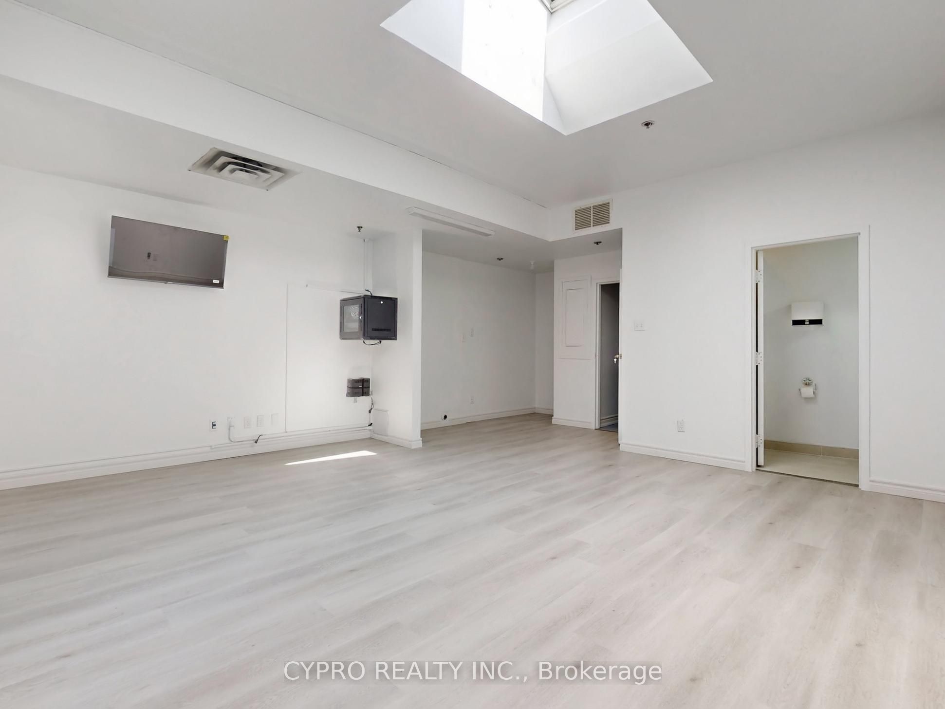 230 Queen Street W Property Photo 42