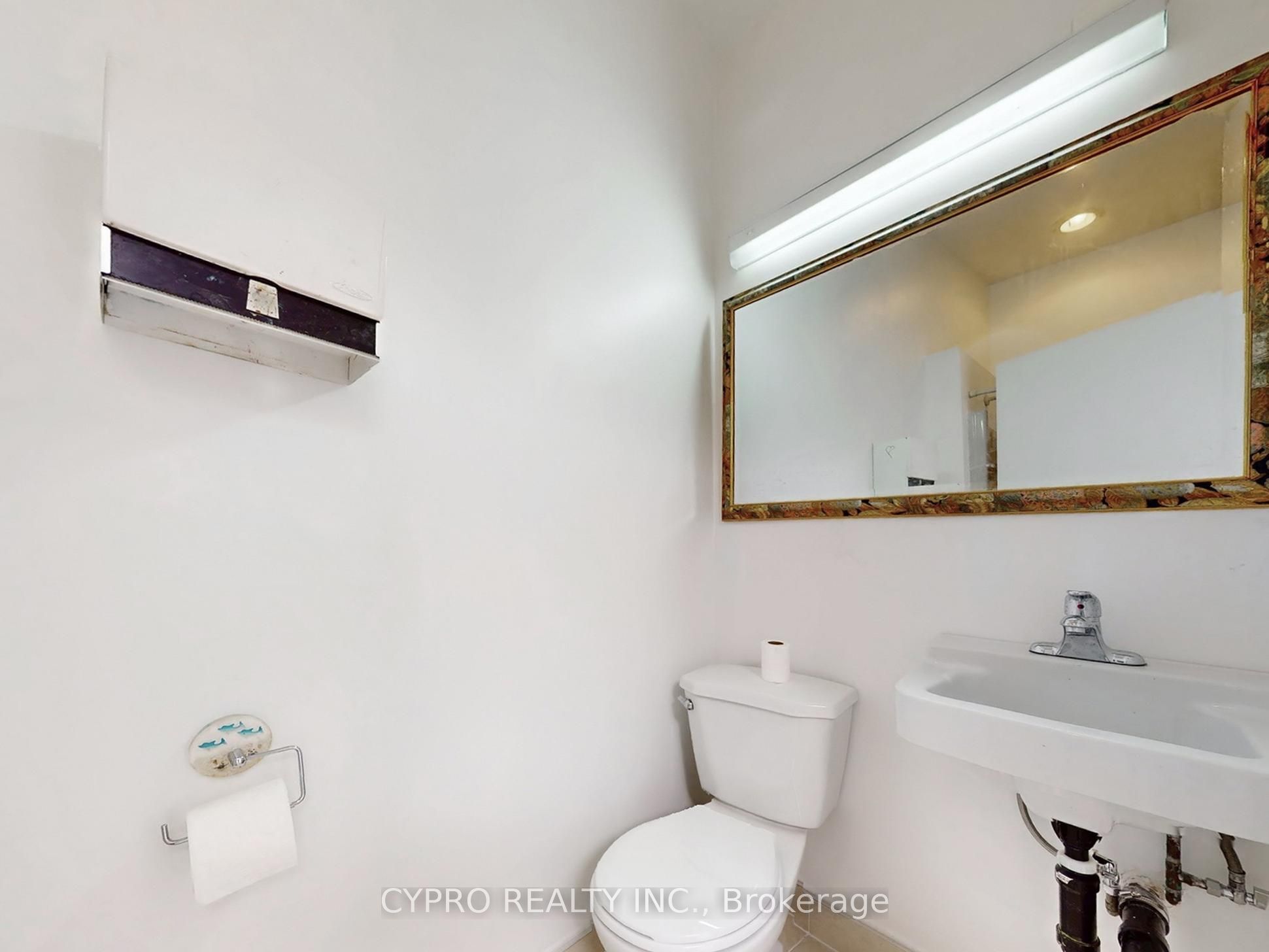 230 Queen Street W Property Photo 43