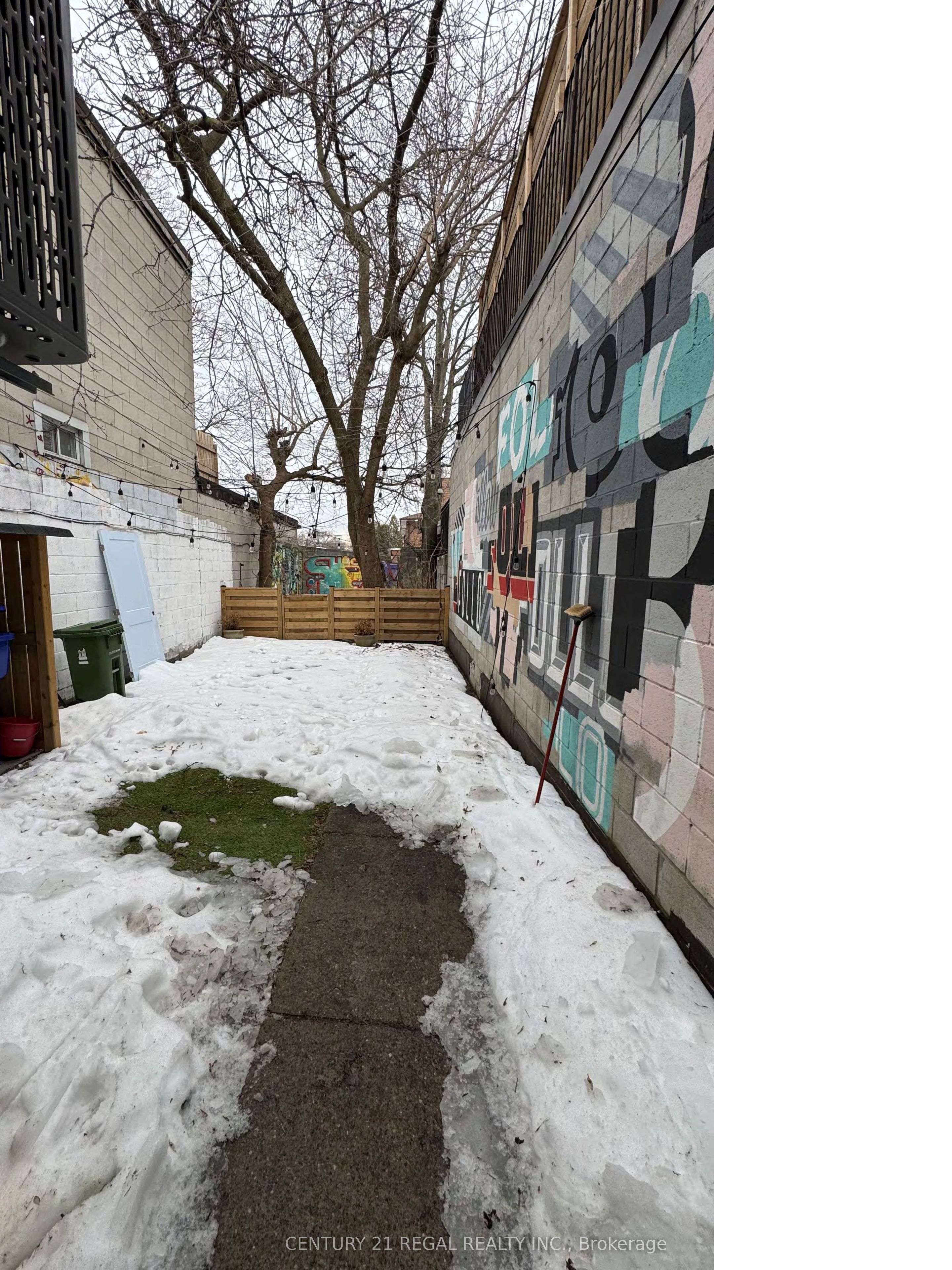 801 Dundas Street Property Photo 22