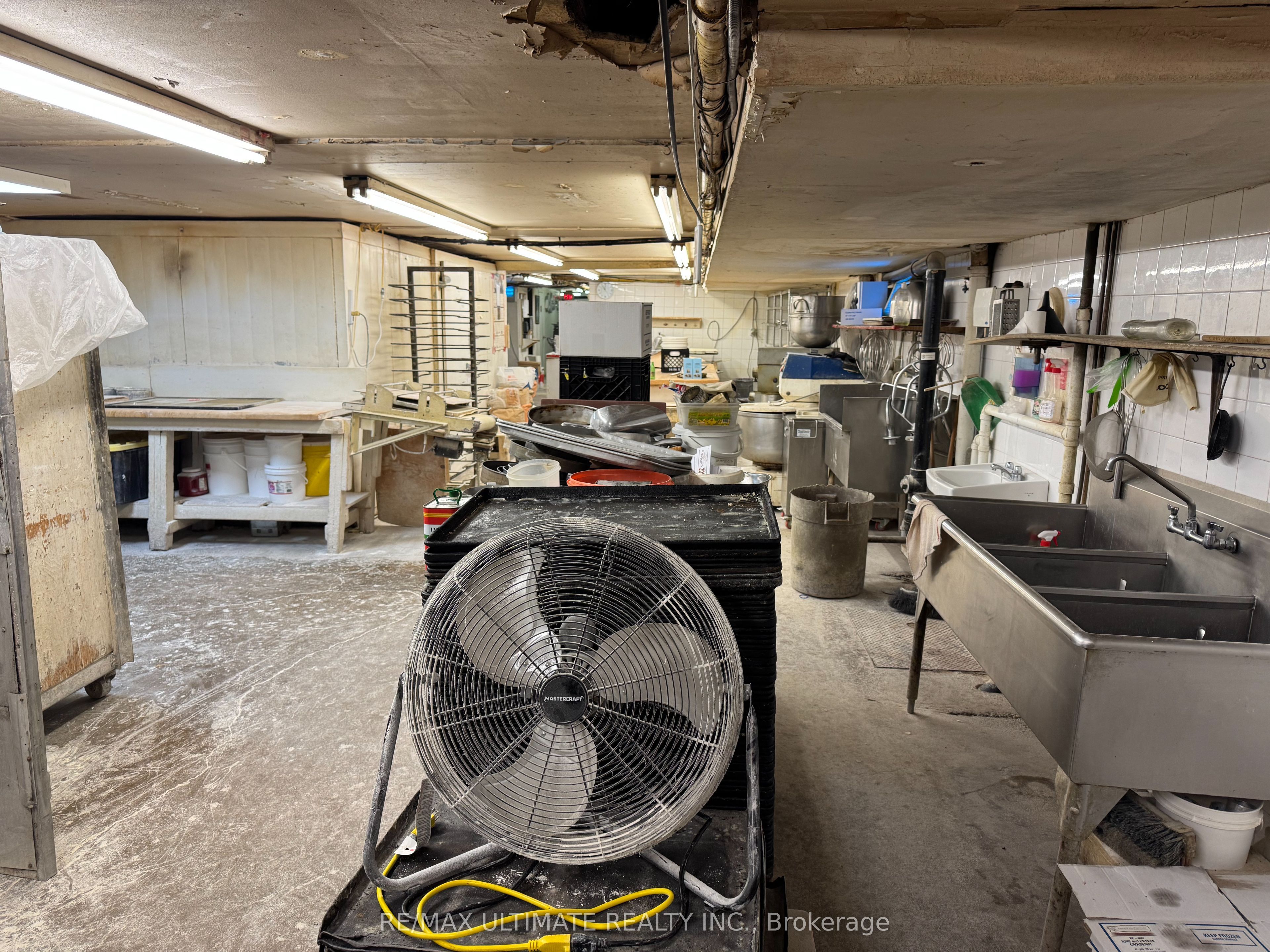 652 College Street Property Photo 5
