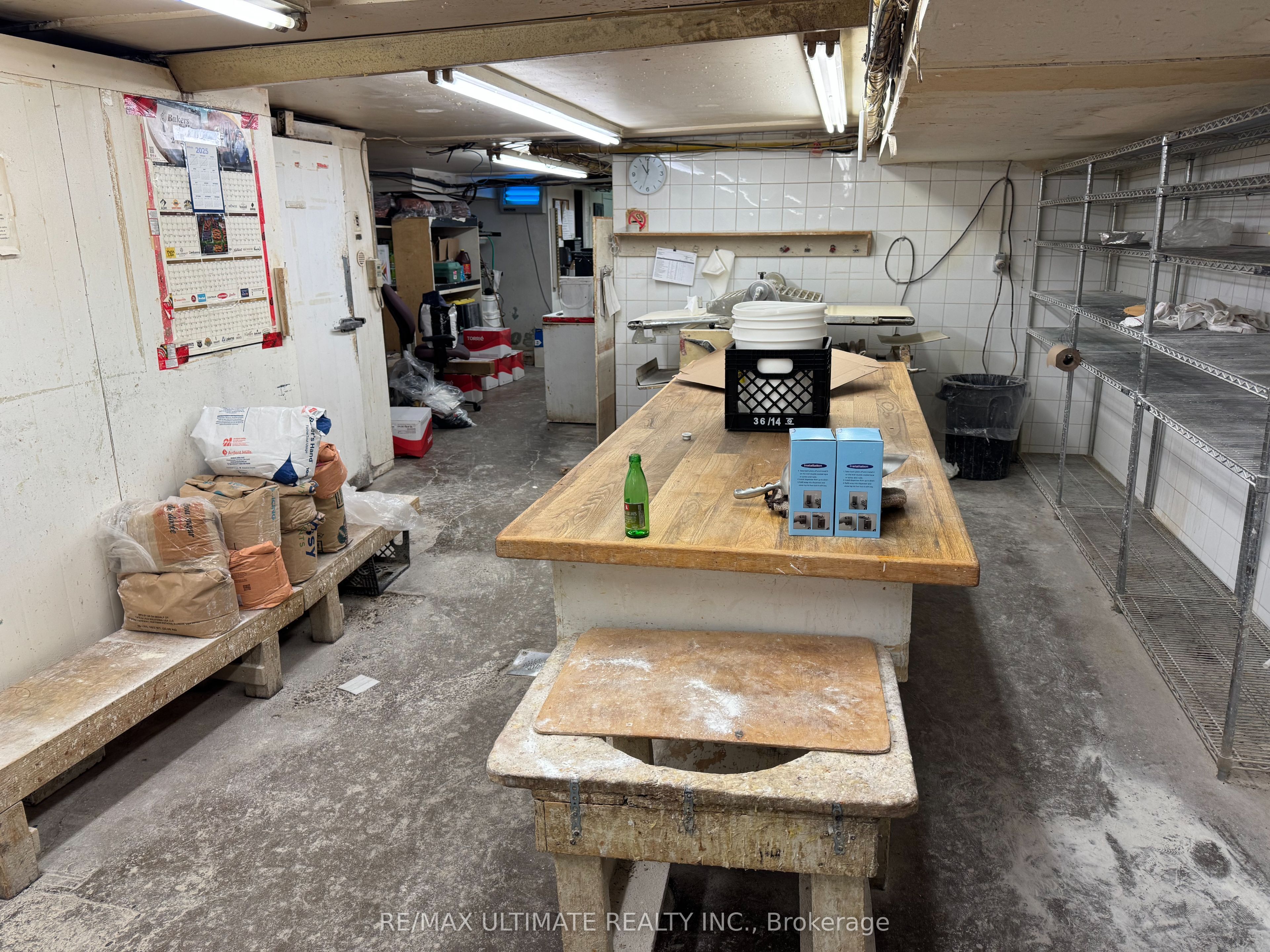 652 College Street Property Photo 6