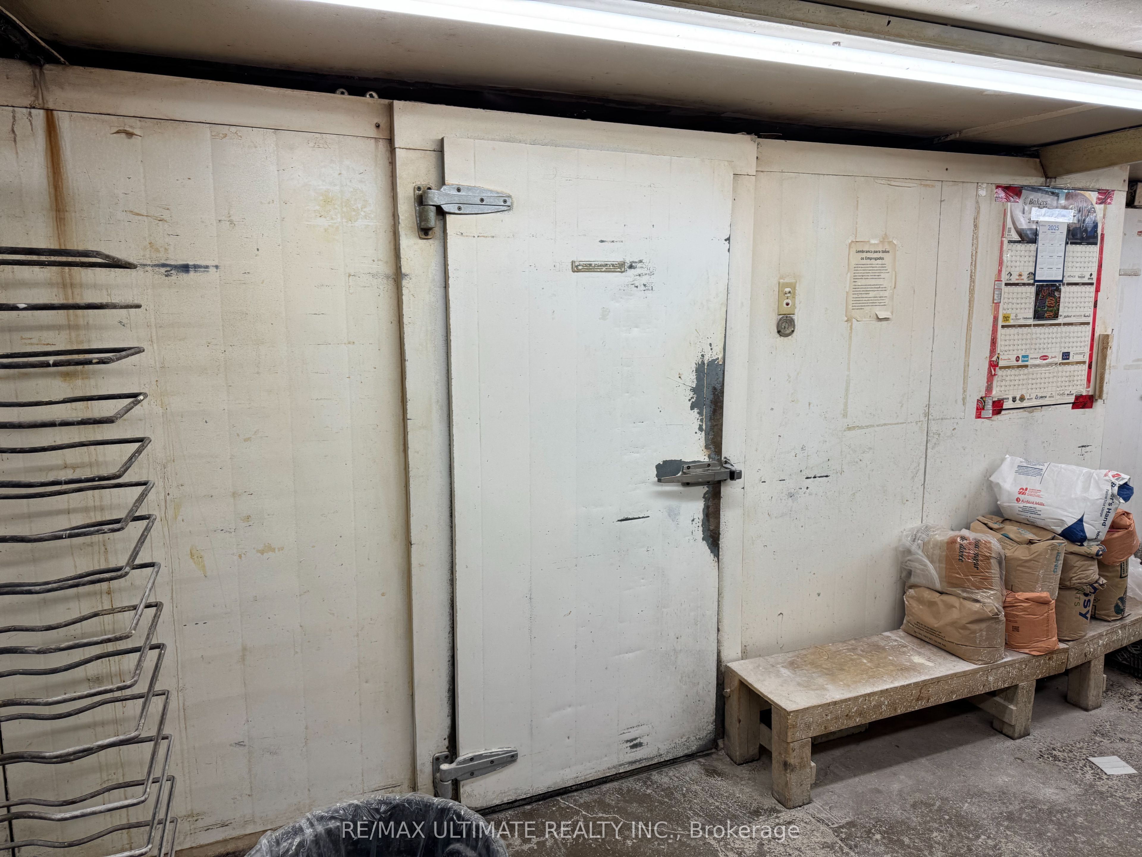 652 College Street Property Photo 7