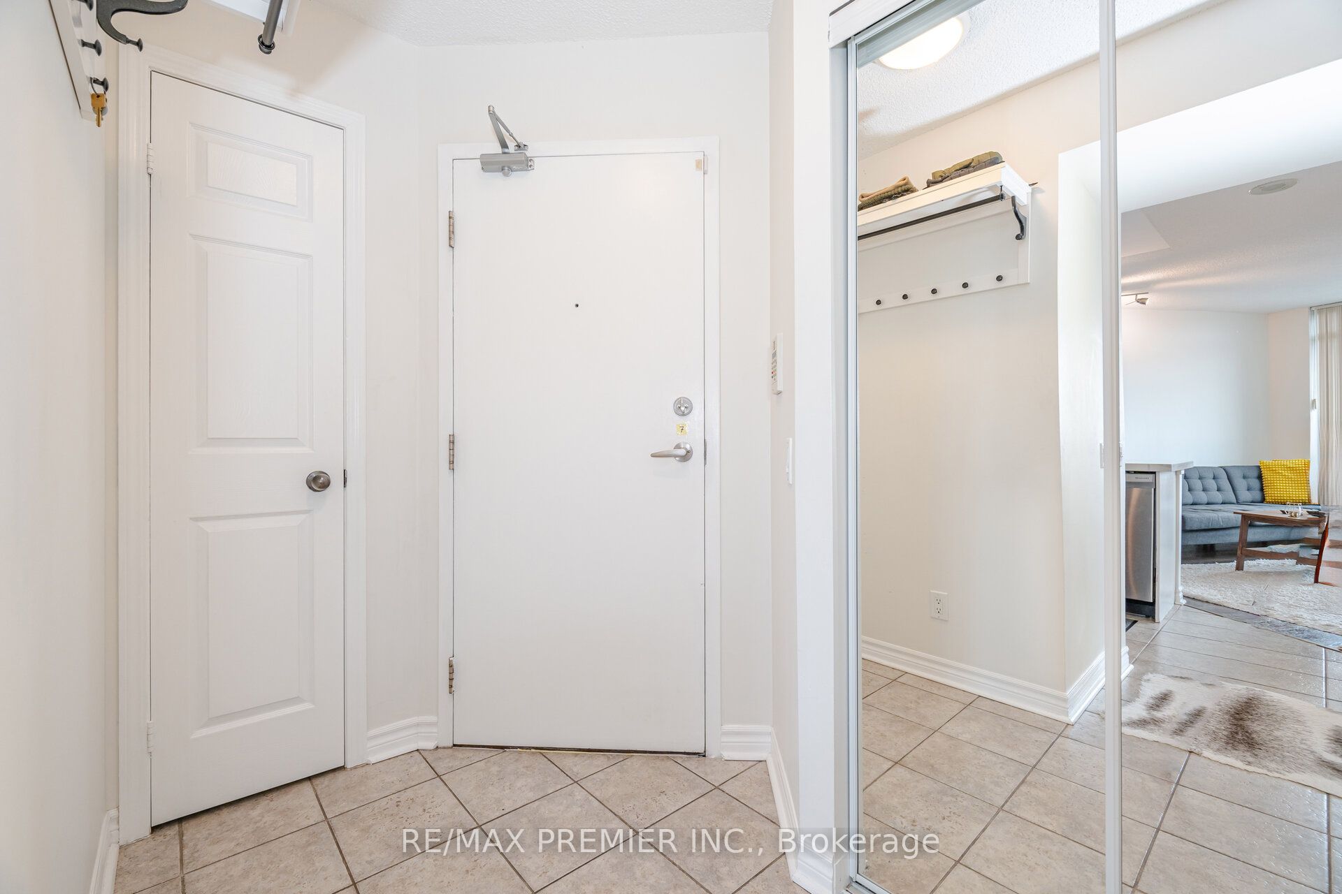 28 Harrison Garden Boulevard 2305 Property Photo 4