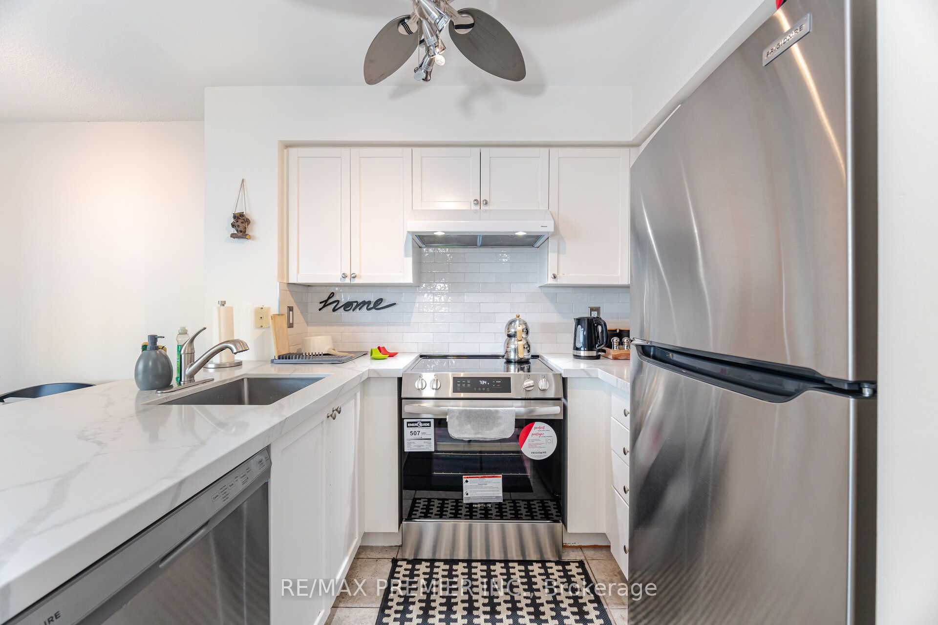 28 Harrison Garden Boulevard 2305 Property Photo 8