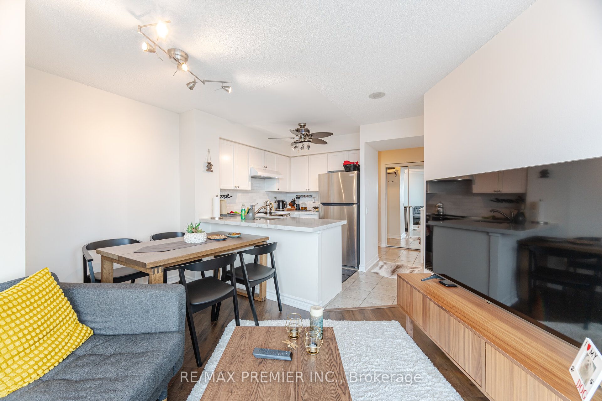 28 Harrison Garden Boulevard 2305 Property Photo 17