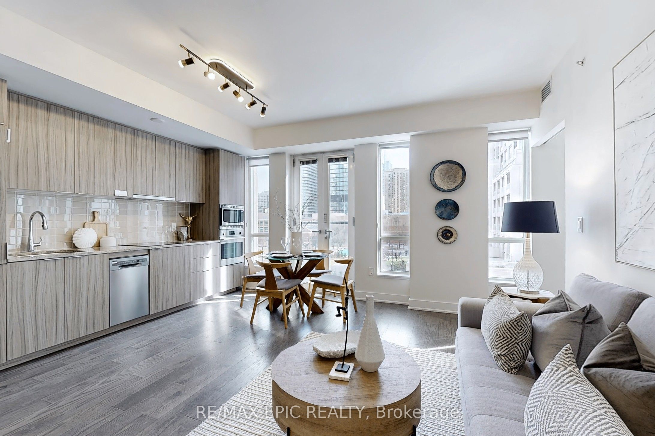 #409 - 955 Bay Street Property Photo 3
