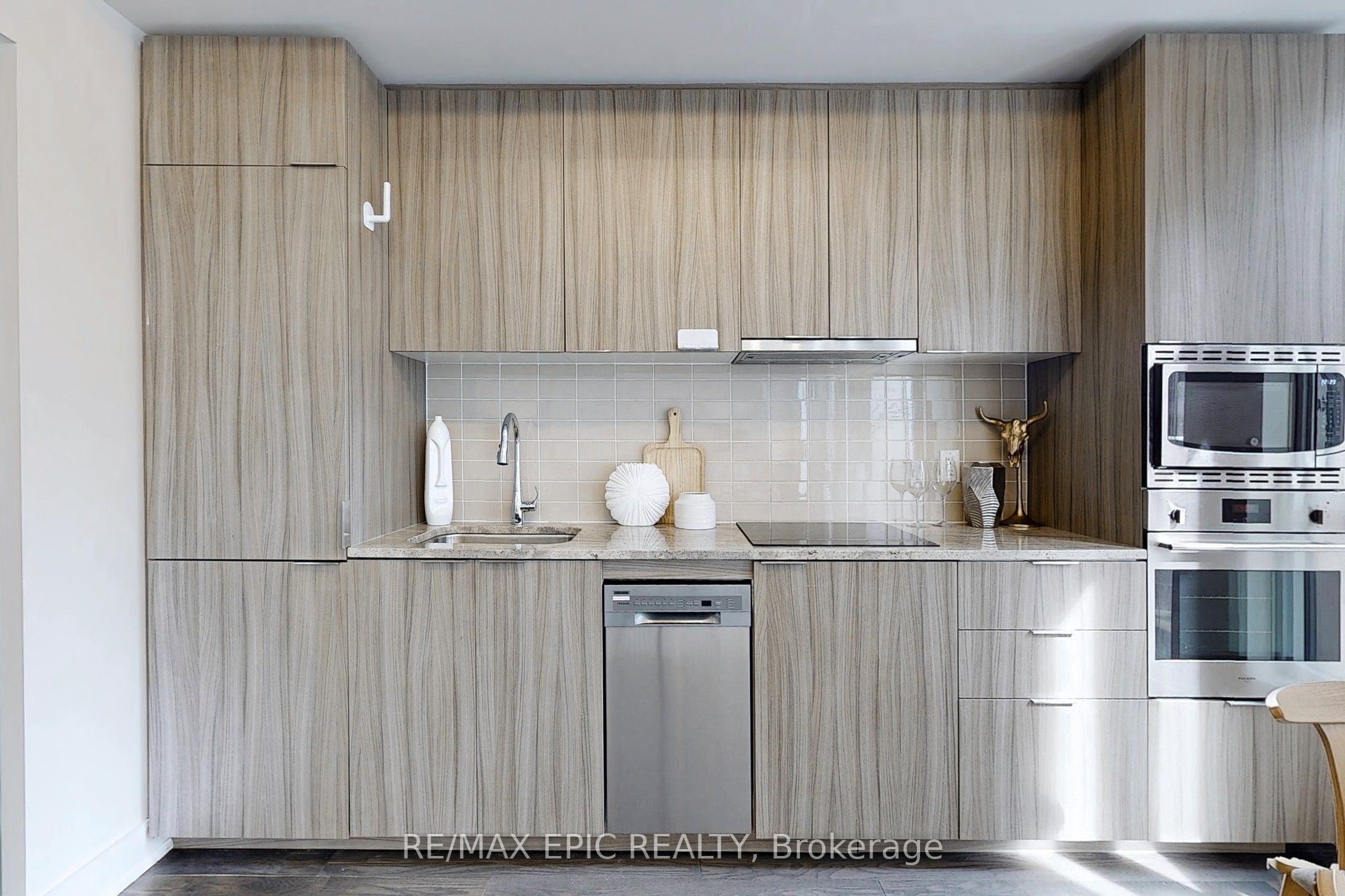 #409 - 955 Bay Street Property Photo 8