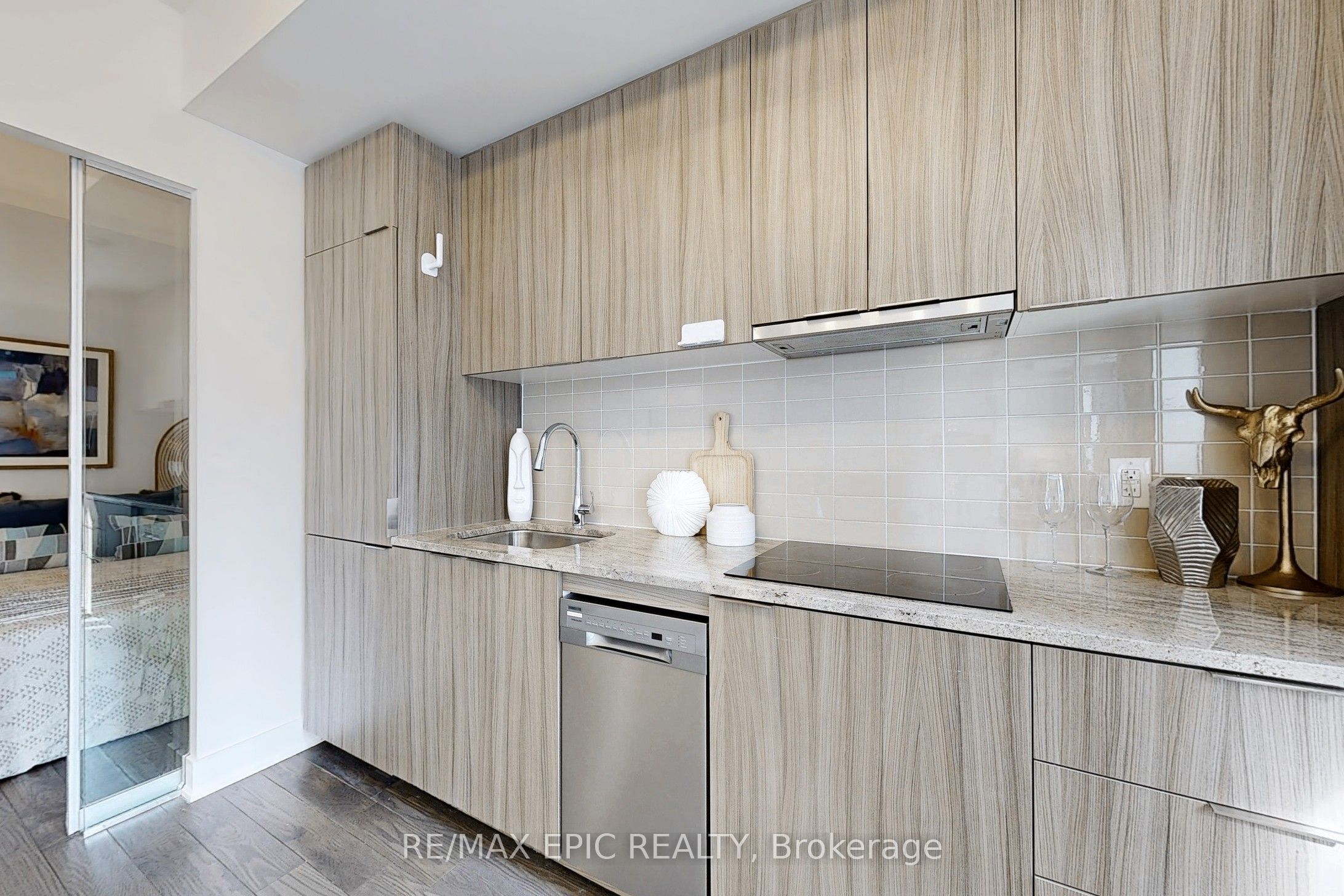 #409 - 955 Bay Street Property Photo 10