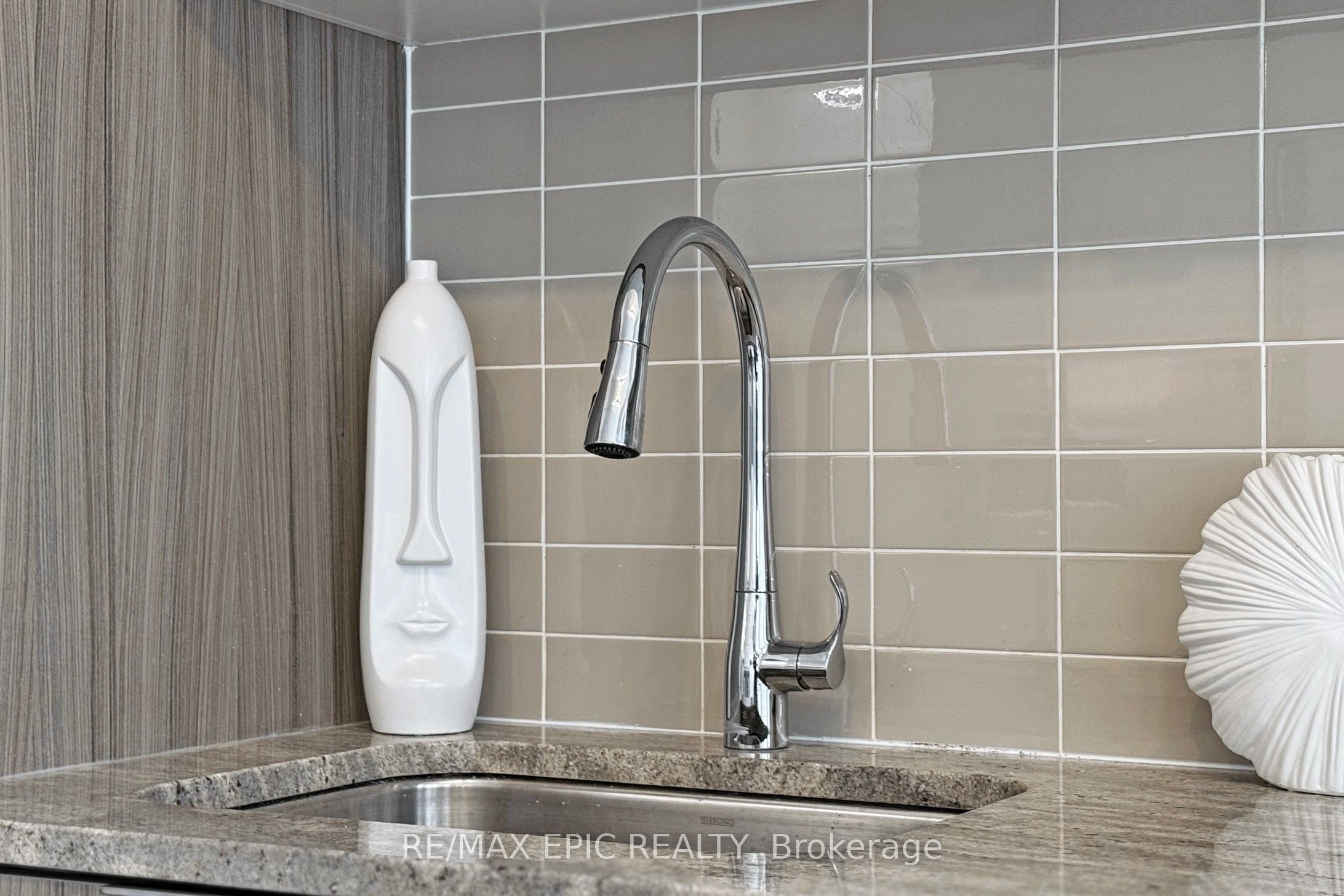 #409 - 955 Bay Street Property Photo 11