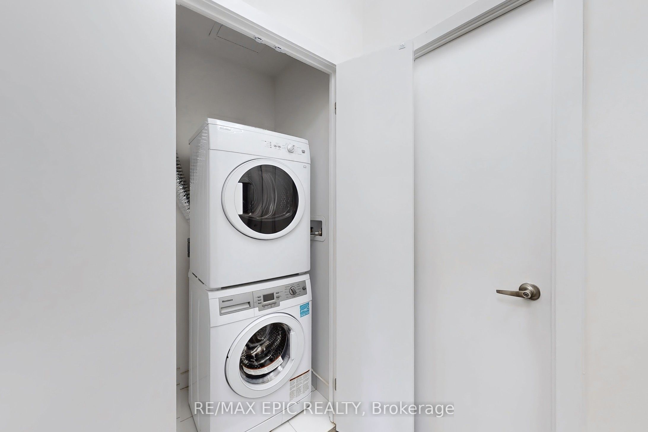 #409 - 955 Bay Street Property Photo 23