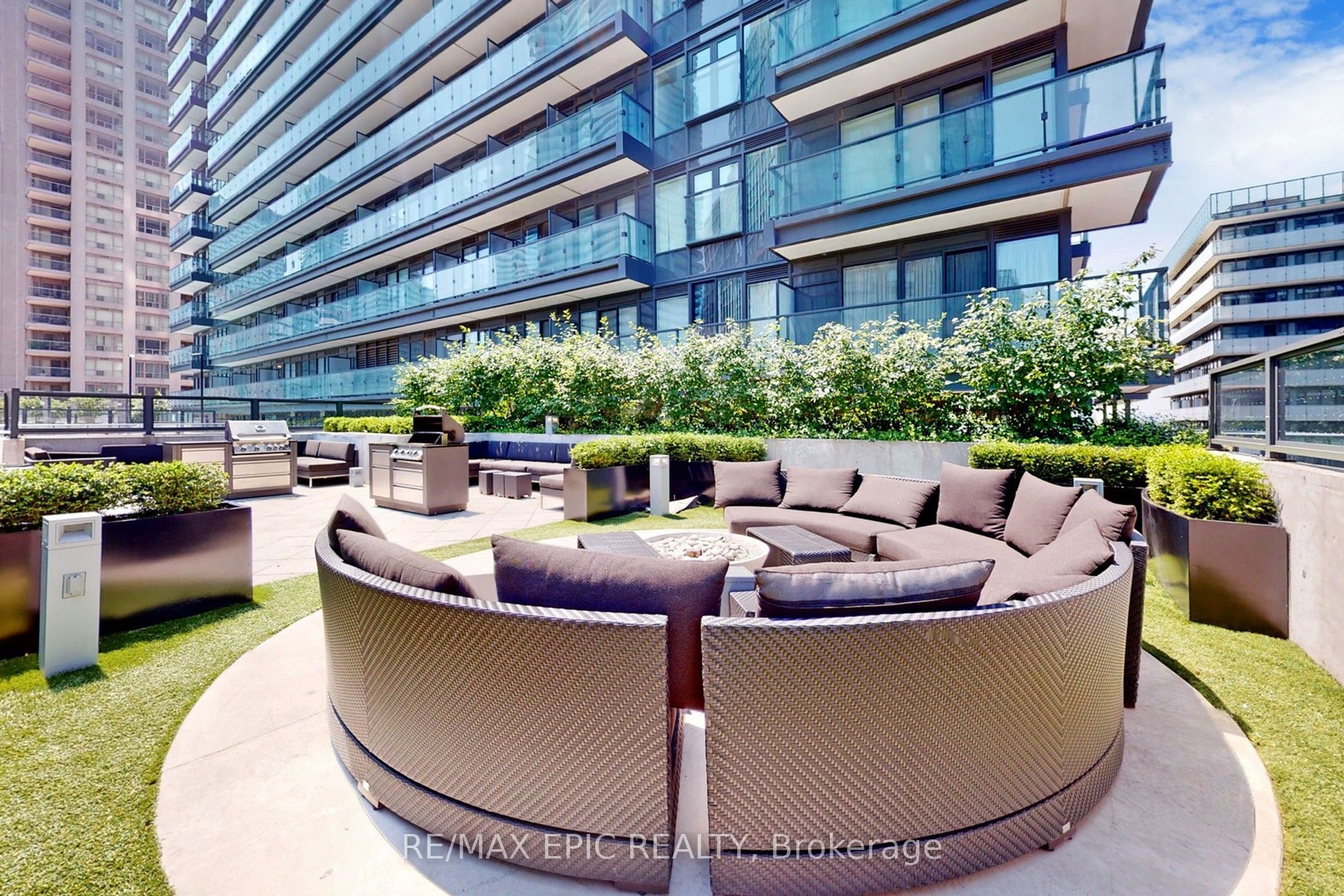 #409 - 955 Bay Street Property Photo 37