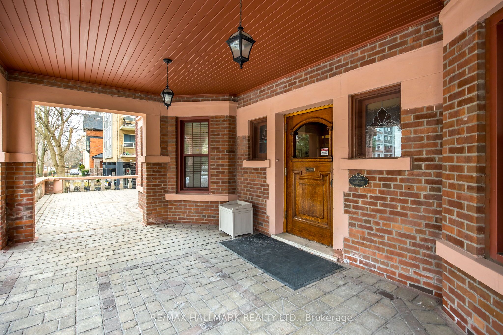 #203 - 212 St George Street Property Photo
