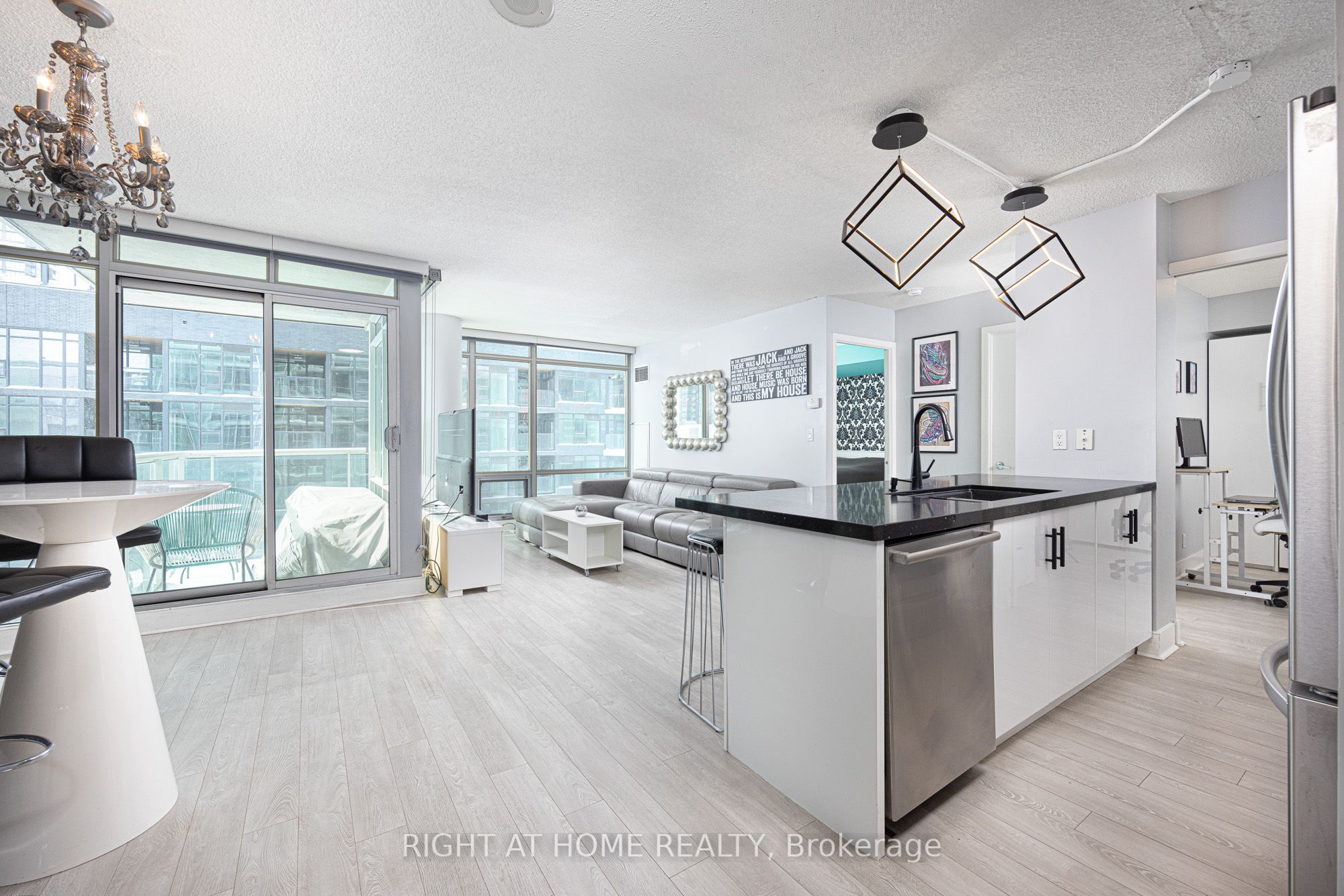 #1106 - 81 Navy Wharf Court Property Photo 1