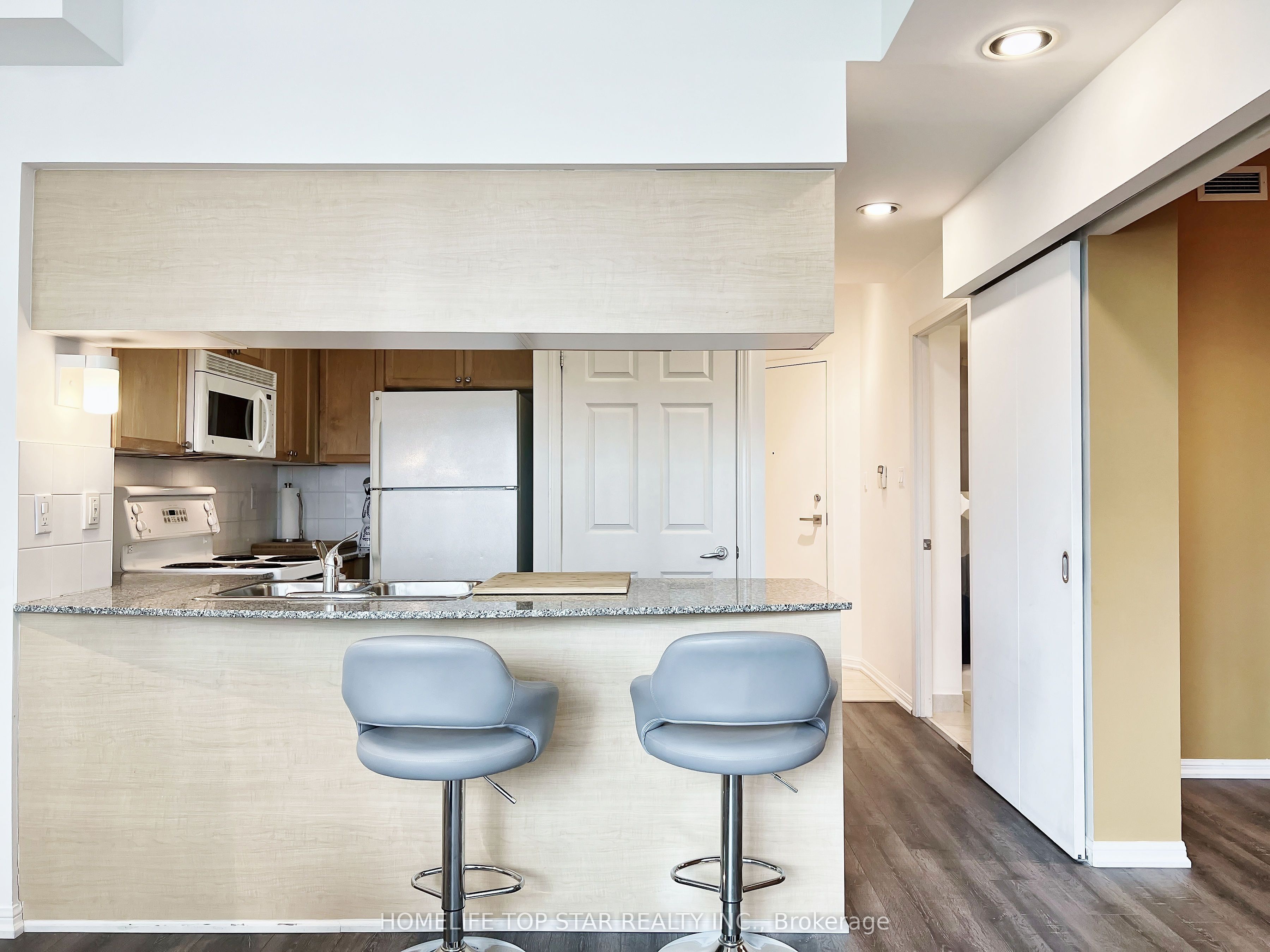 228 Queens Quay 1006 Property Photo 8