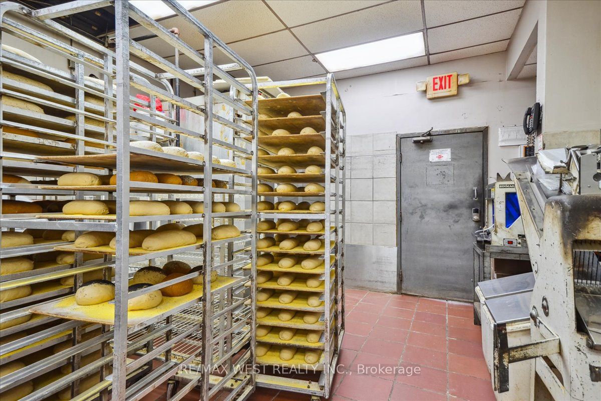 6235 Bathurst Street Property Photo 10
