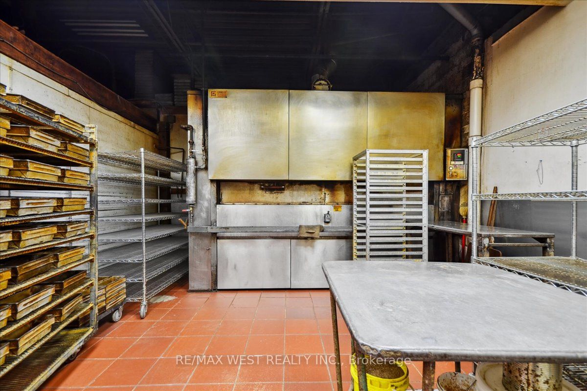 6235 Bathurst Street Property Photo 12