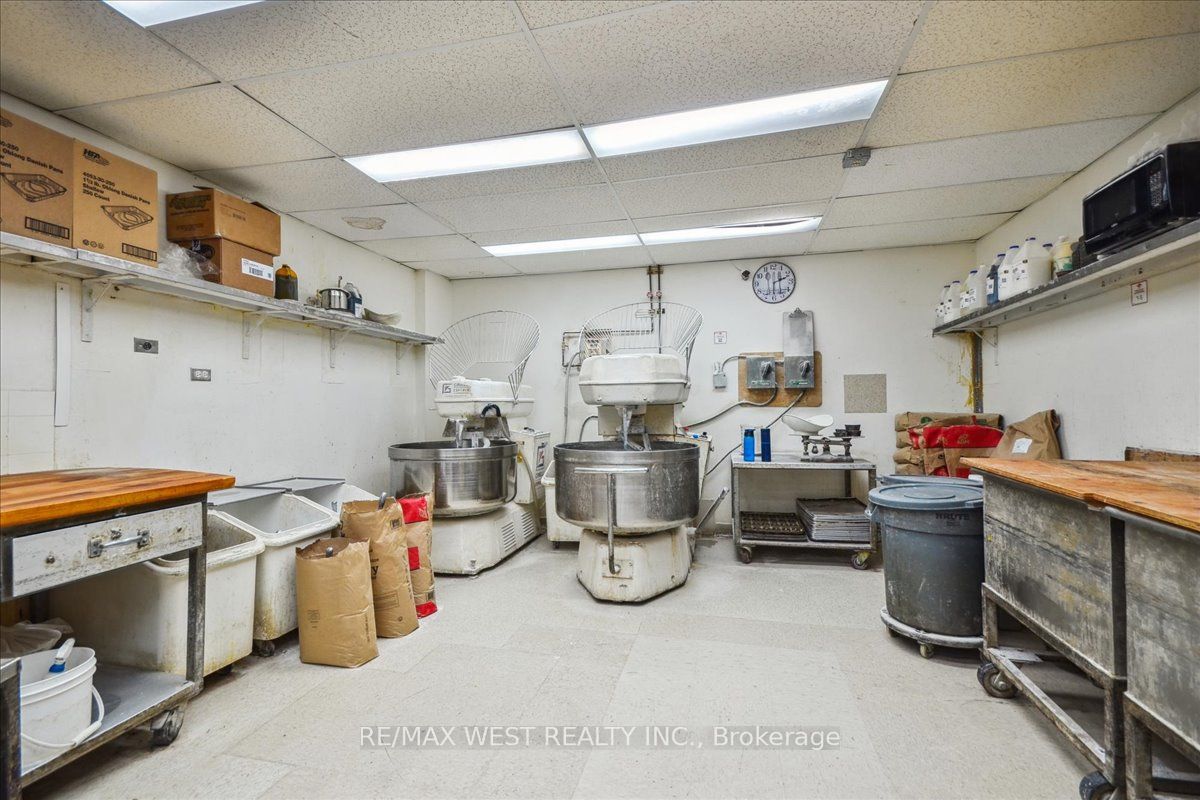 6235 Bathurst Street Property Photo 13