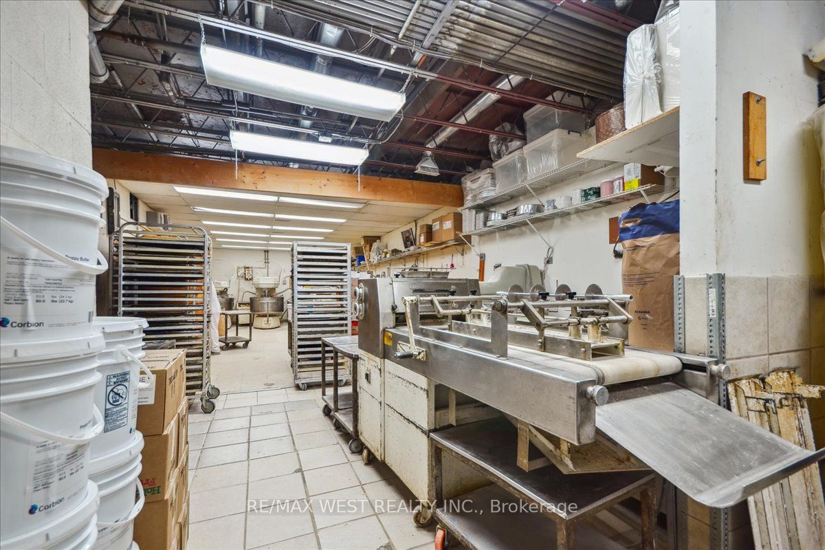 6235 Bathurst Street Property Photo 14