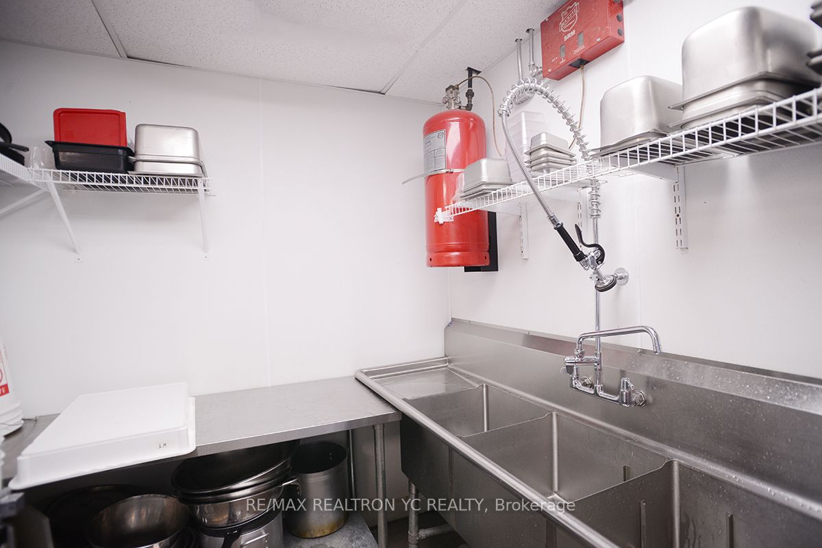 6048 Yonge Street Property Photo 8