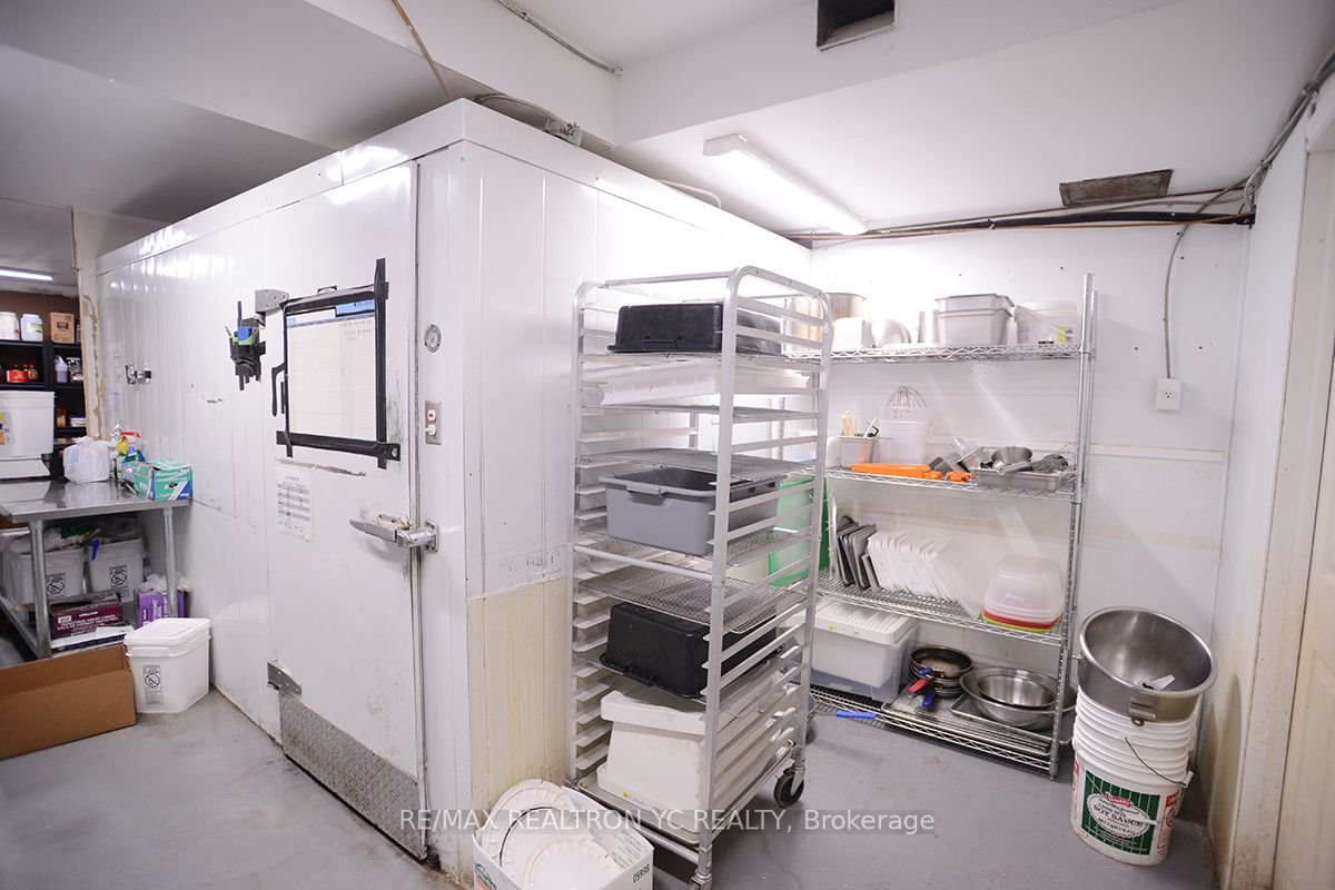 6048 Yonge Street Property Photo 9